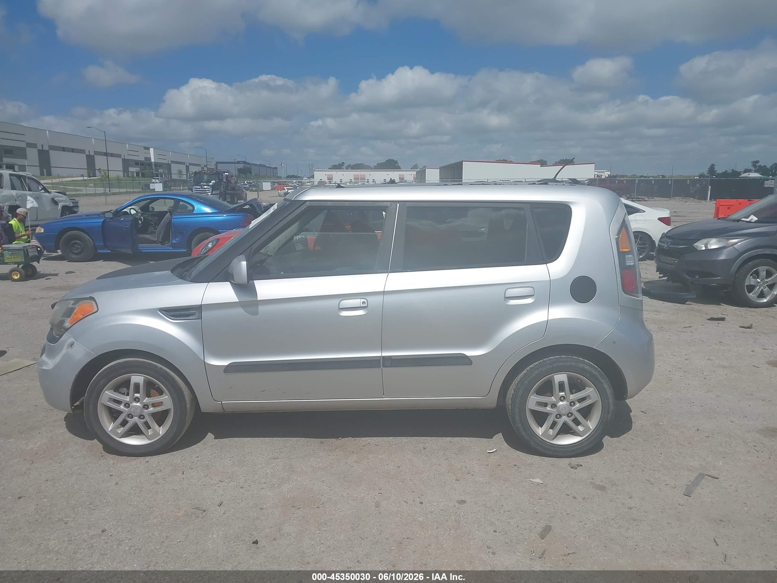2010 Kia Soul + Silver vin: KNDJT2A20A7051403