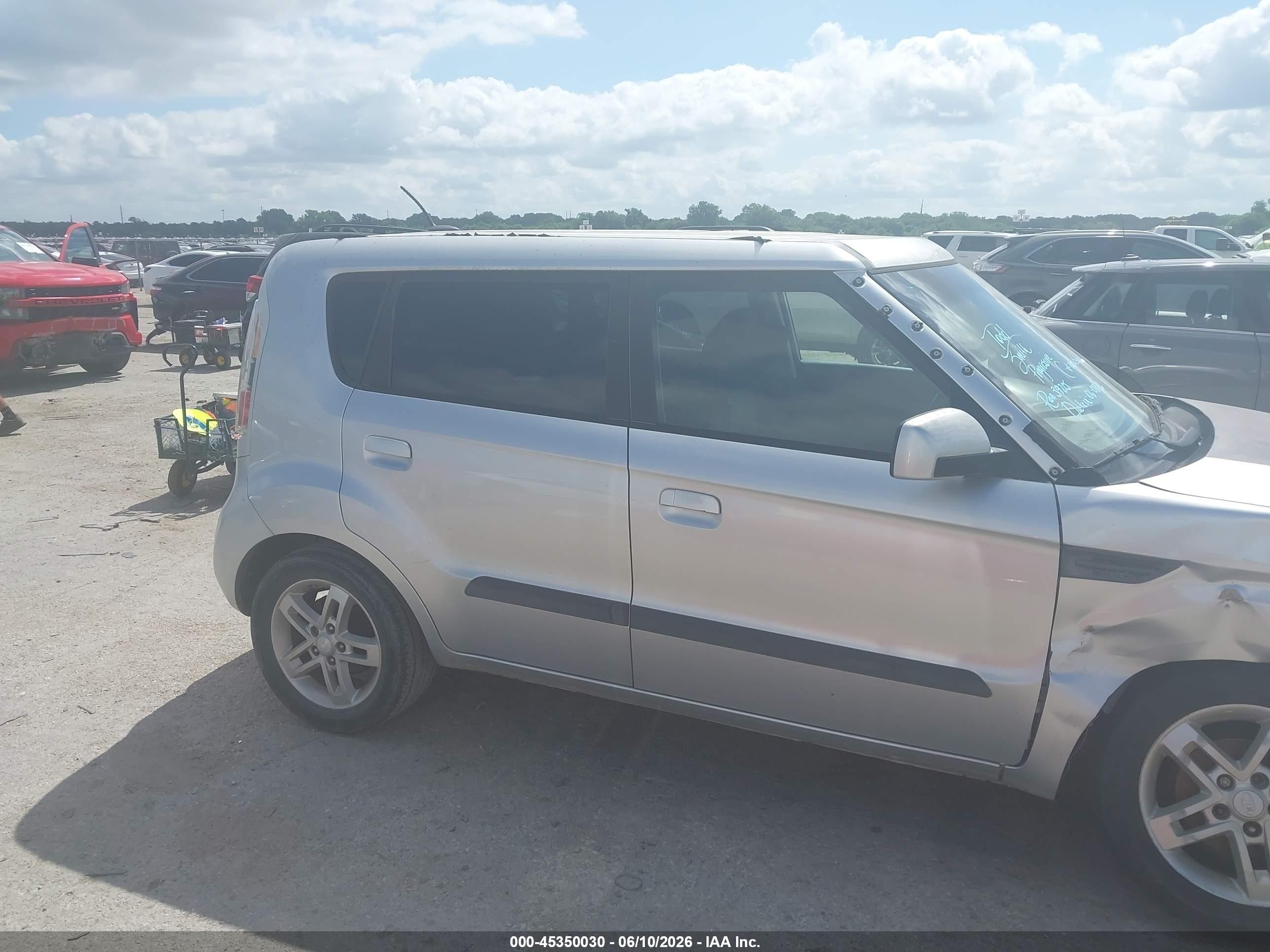2010 Kia Soul + Silver vin: KNDJT2A20A7051403