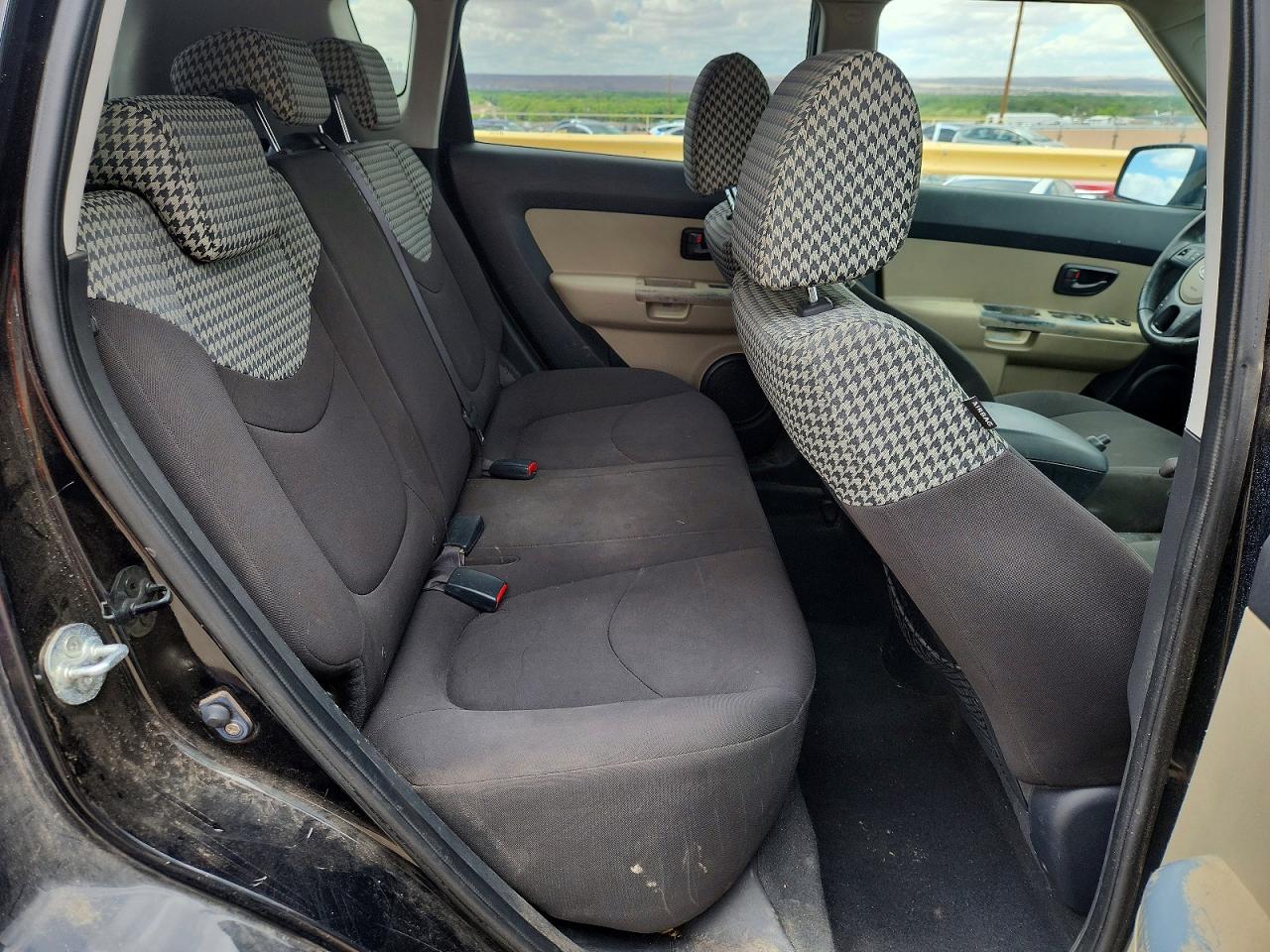 2010 Kia Soul + Black vin: KNDJT2A20A7069738