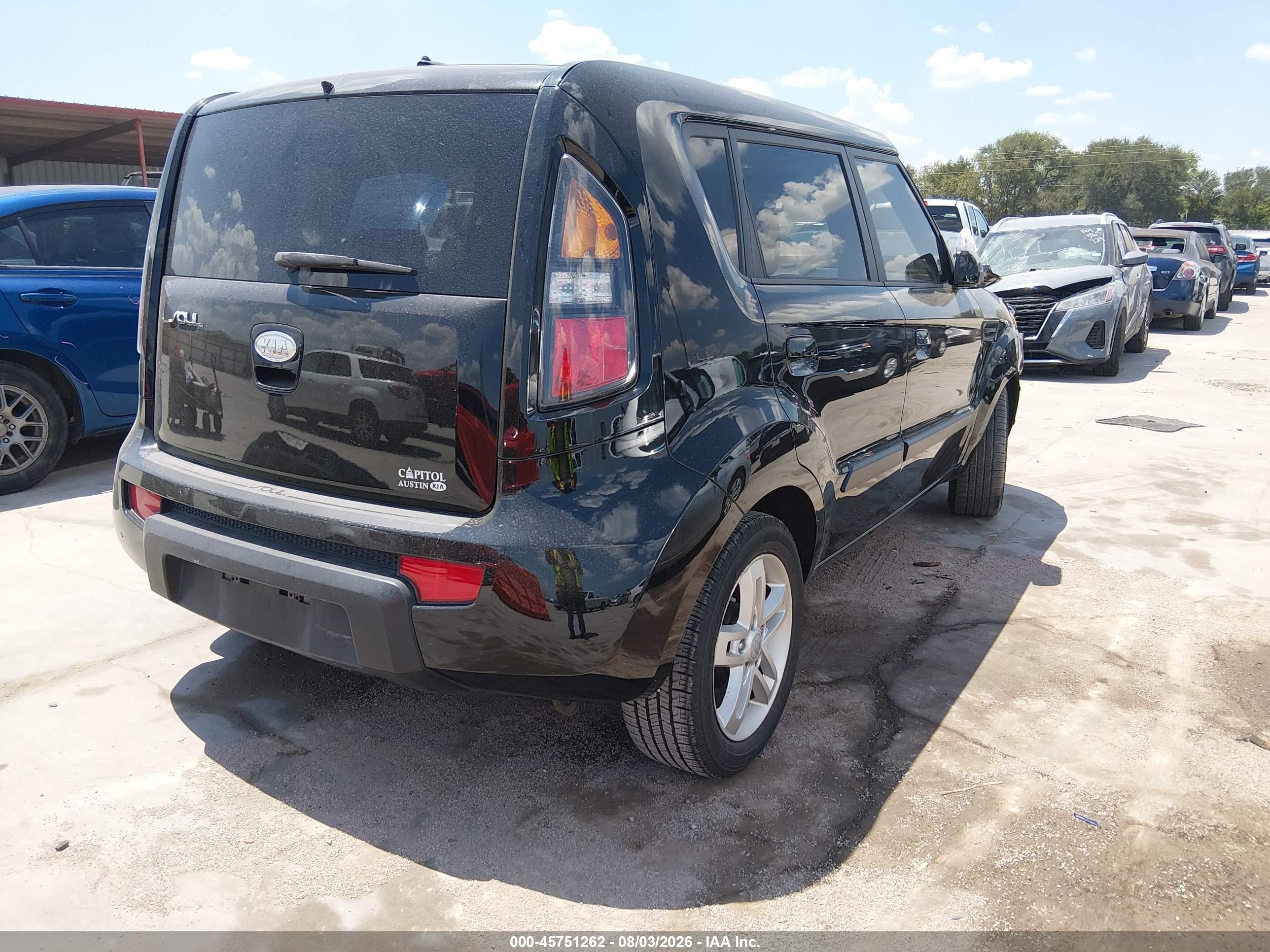 2010 Kia Soul + Black vin: KNDJT2A20A7102270