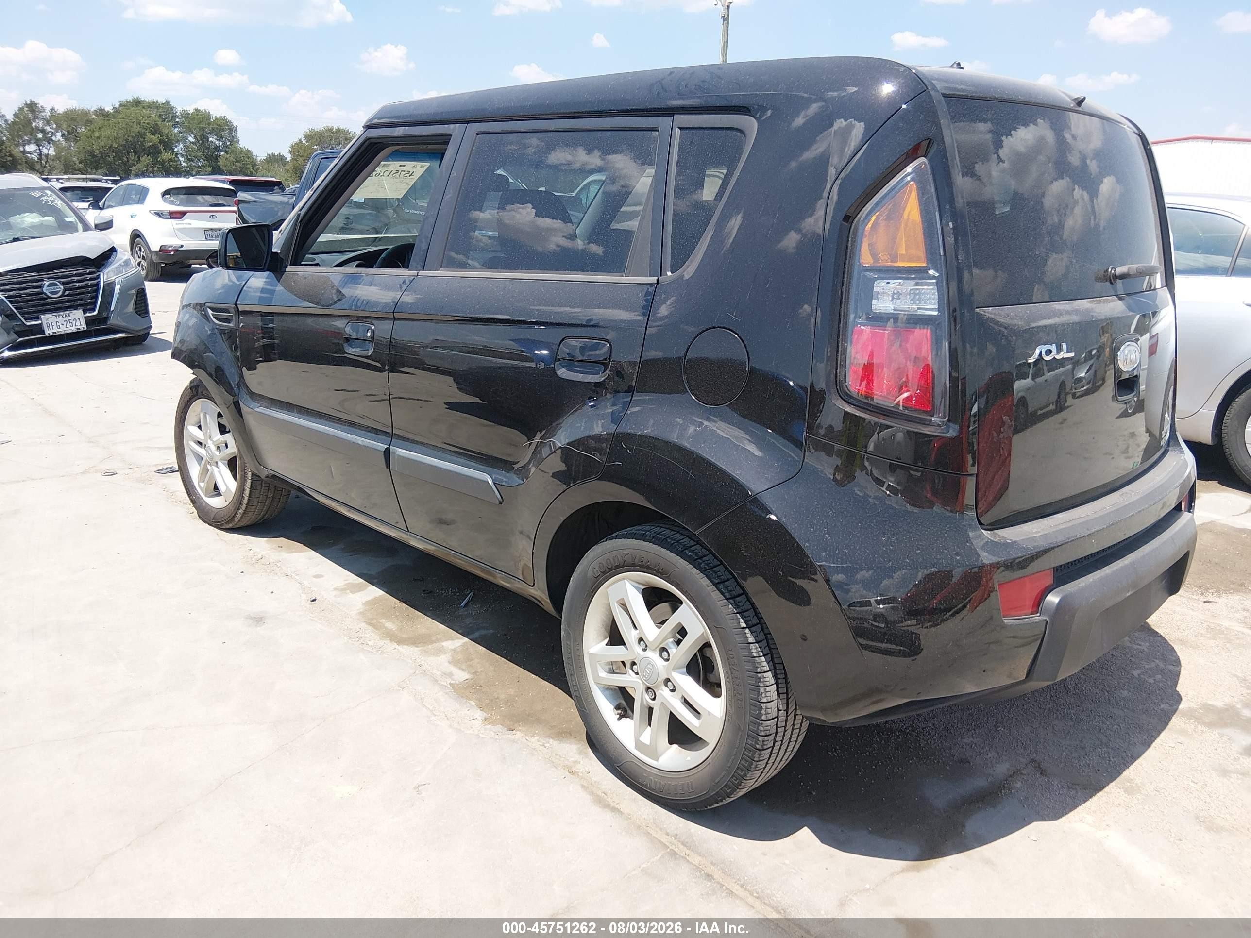 2010 Kia Soul + Black vin: KNDJT2A20A7102270