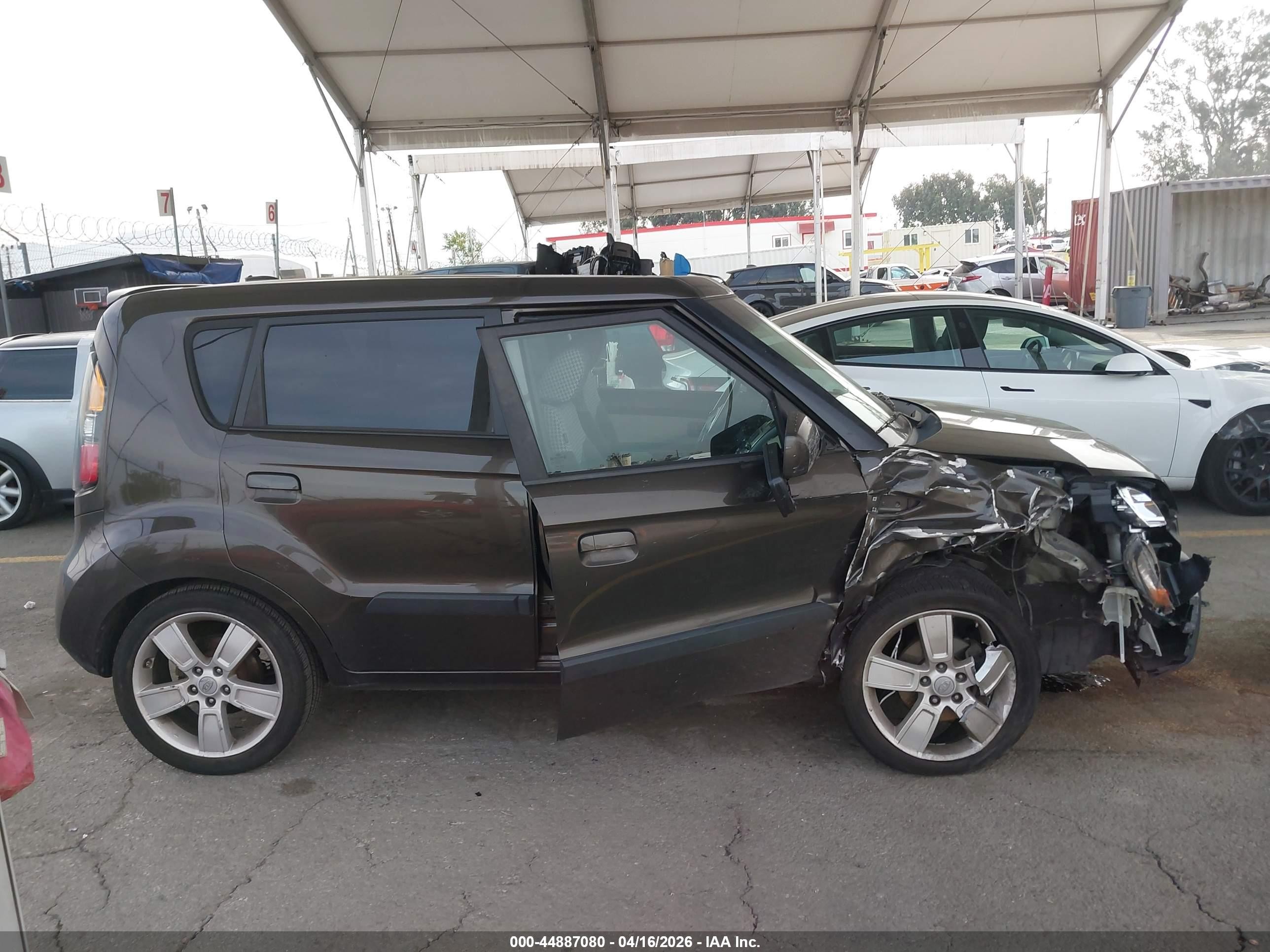 2010 Kia Soul ! Brown vin: KNDJT2A20A7124026