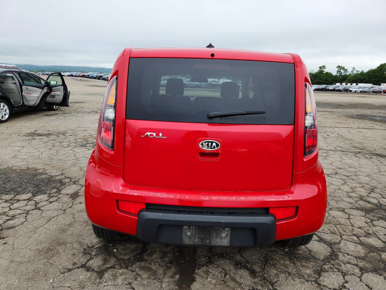 2010 Kia Soul + Red vin: KNDJT2A20A7172271