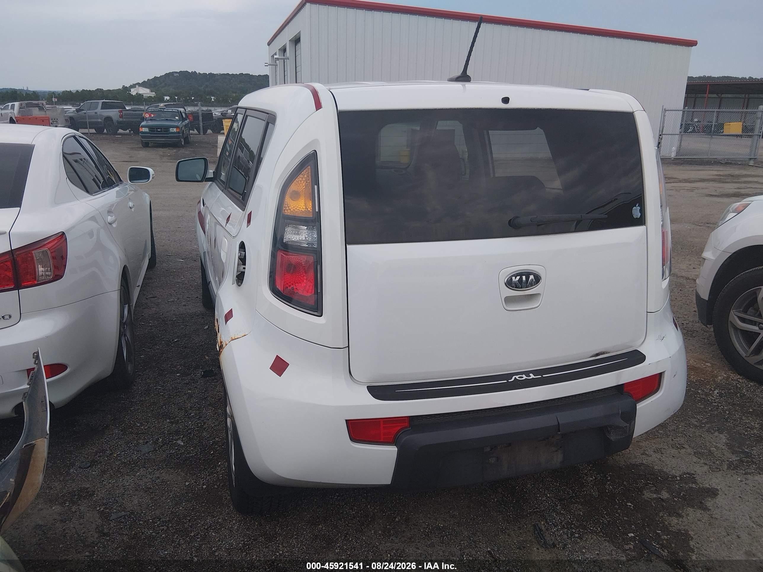 2010 Kia Soul + White vin: KNDJT2A20A7702562