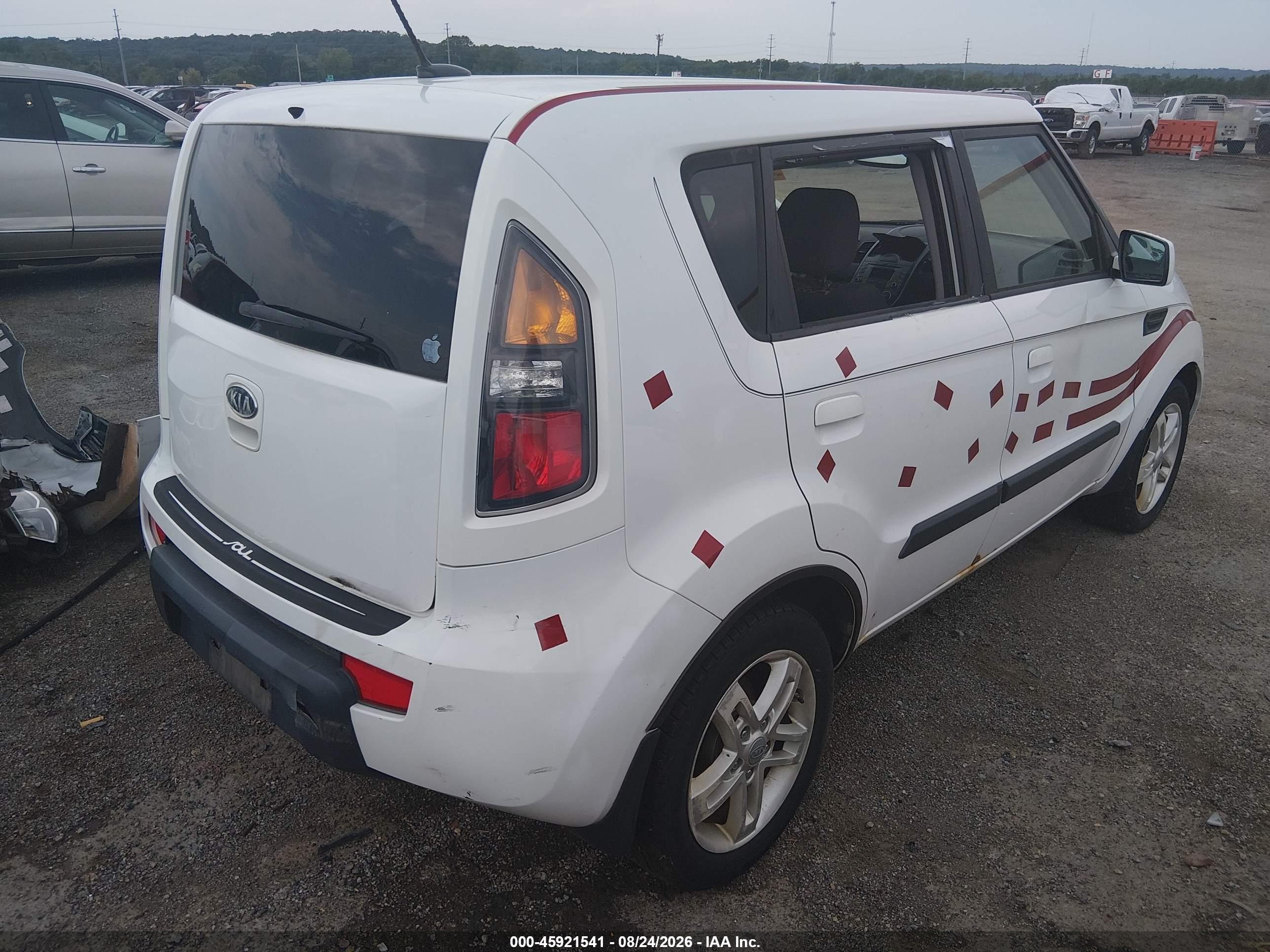 2010 Kia Soul + White vin: KNDJT2A20A7702562