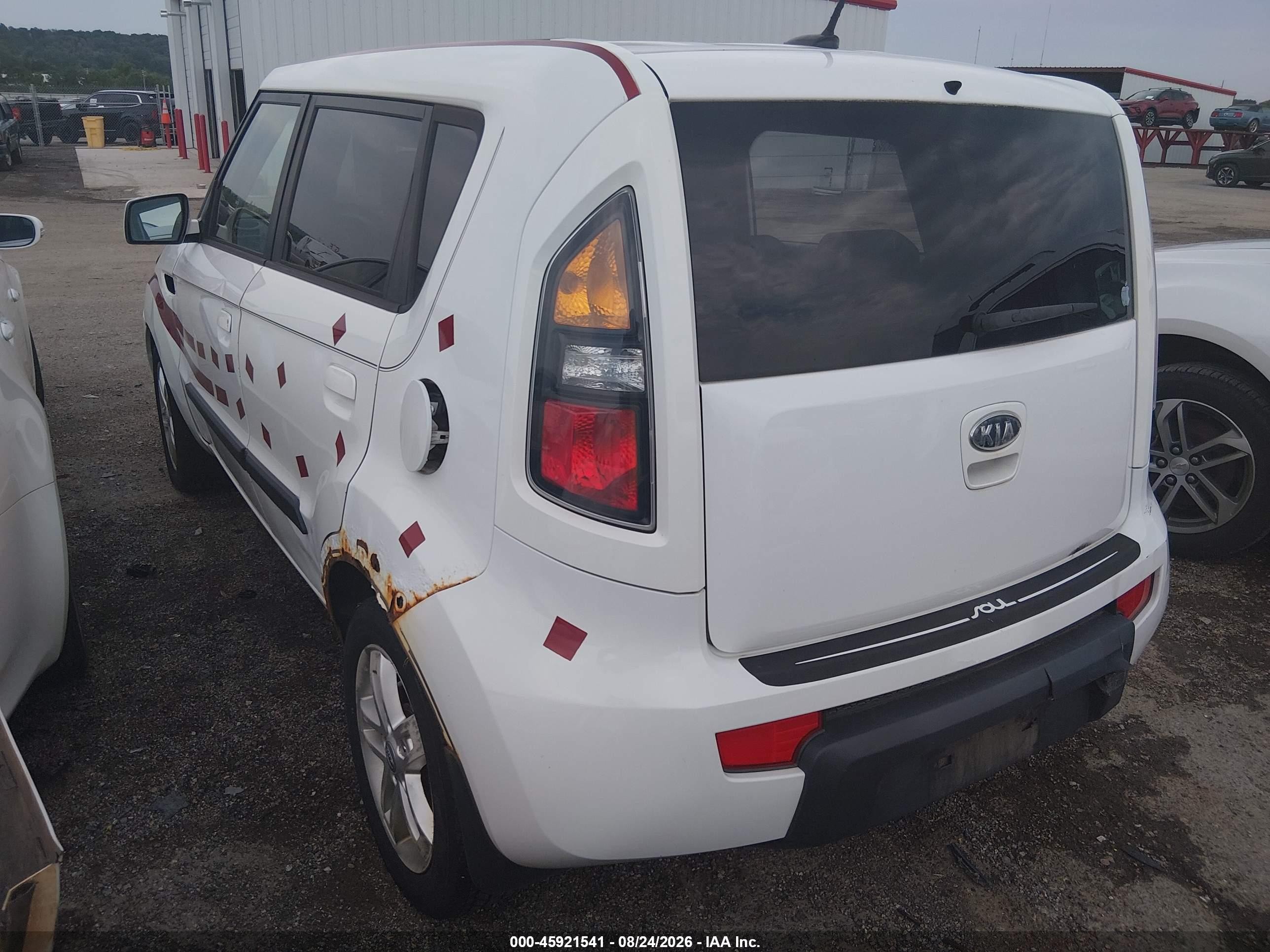 2010 Kia Soul + White vin: KNDJT2A20A7702562
