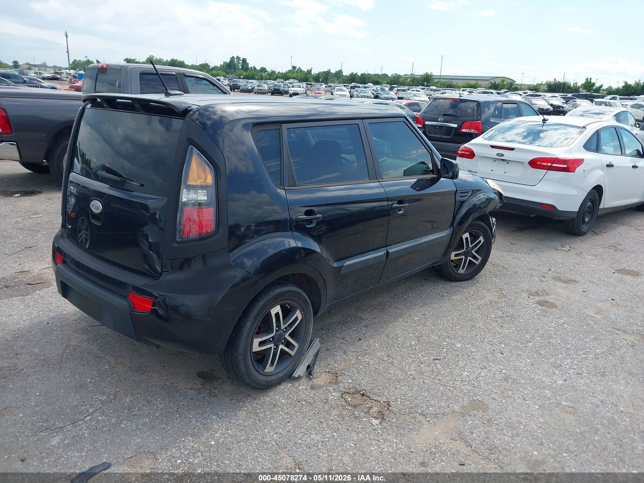 2011 Kia Soul + Black vin: KNDJT2A20B7195857