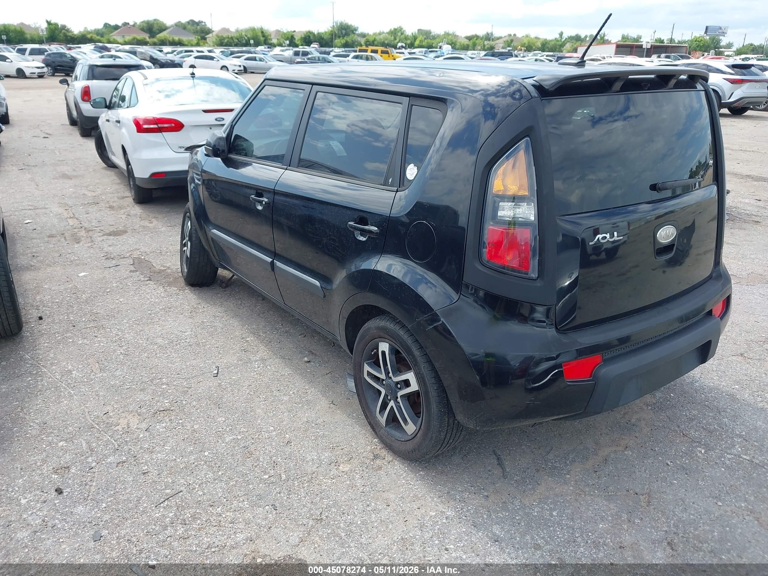 2011 Kia Soul + Black vin: KNDJT2A20B7195857