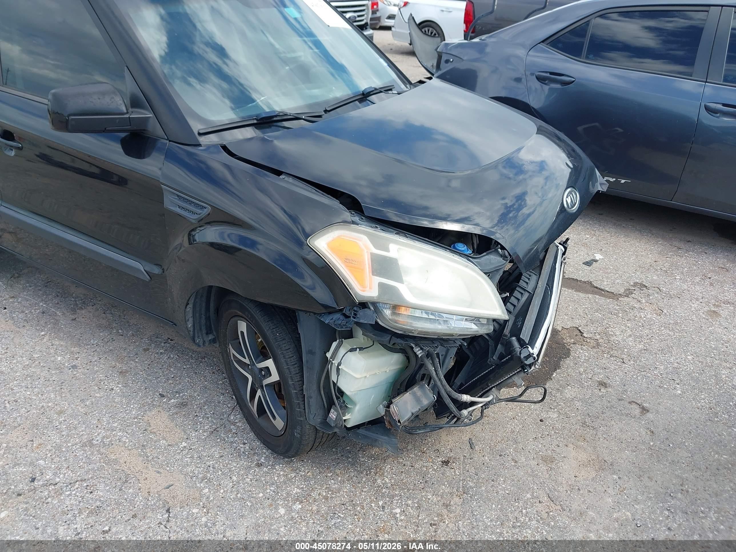 2011 Kia Soul + Black vin: KNDJT2A20B7195857