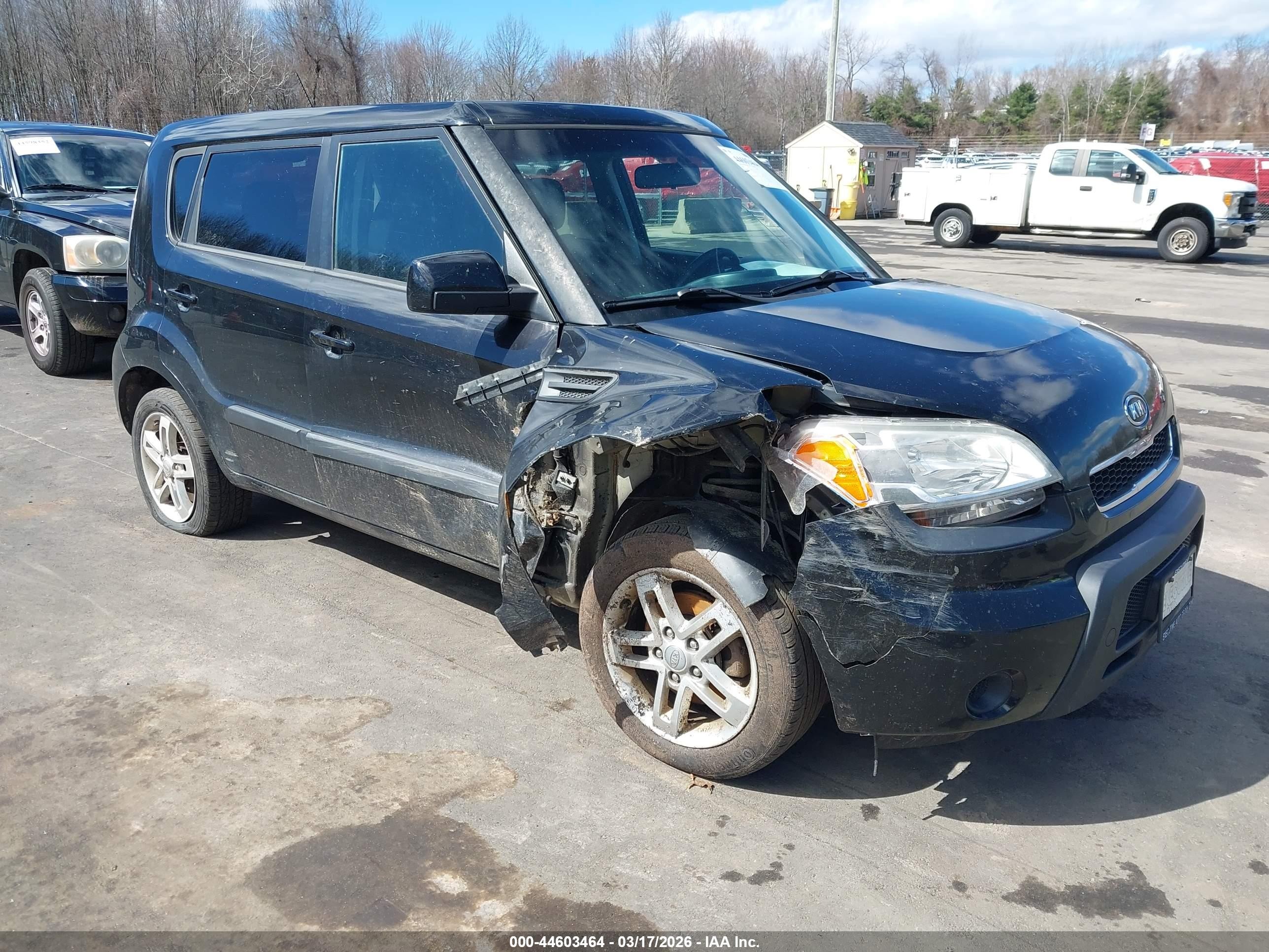 2011 Kia Soul + Black vin: KNDJT2A20B7247875