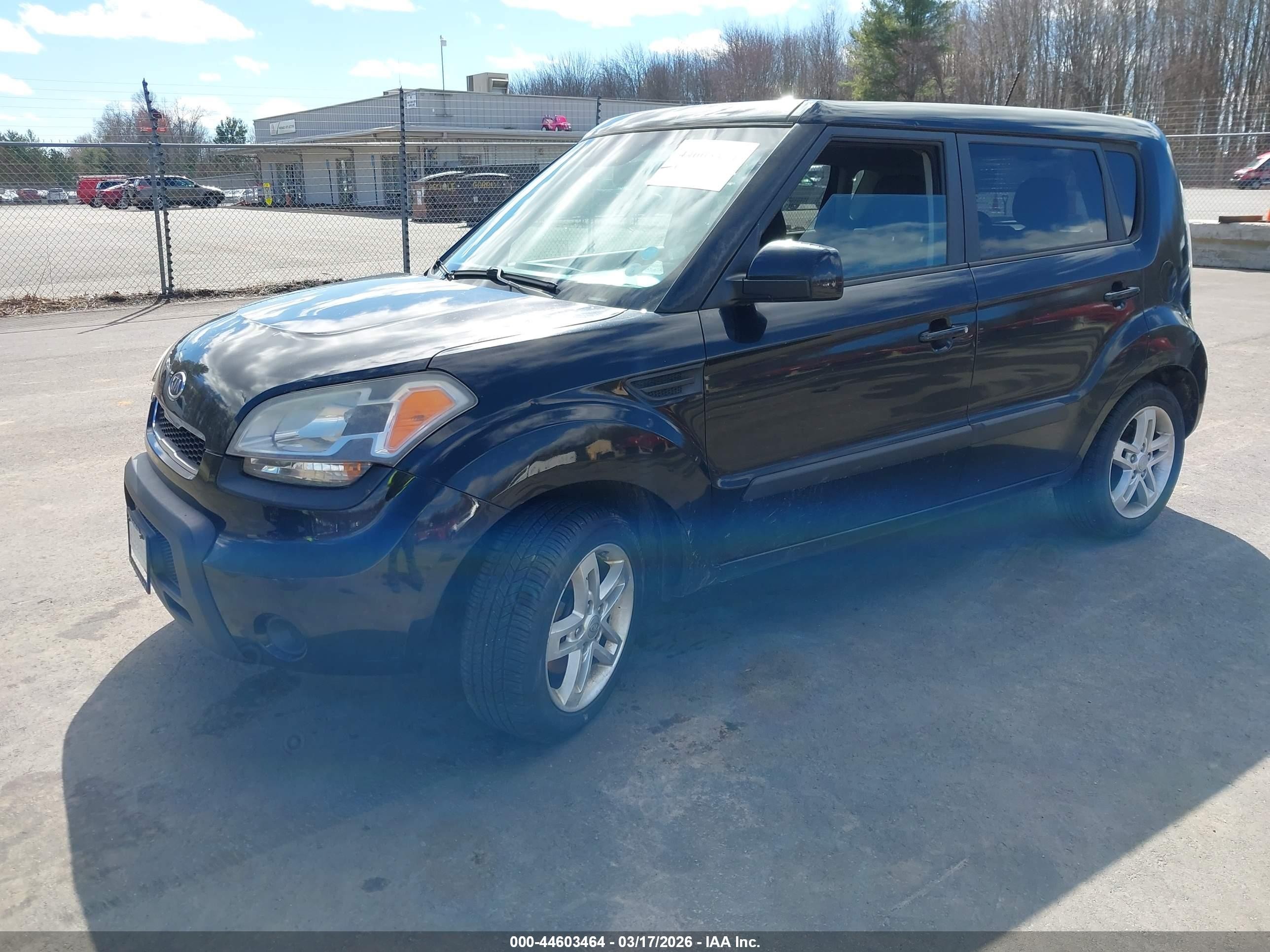 2011 Kia Soul + Black vin: KNDJT2A20B7247875