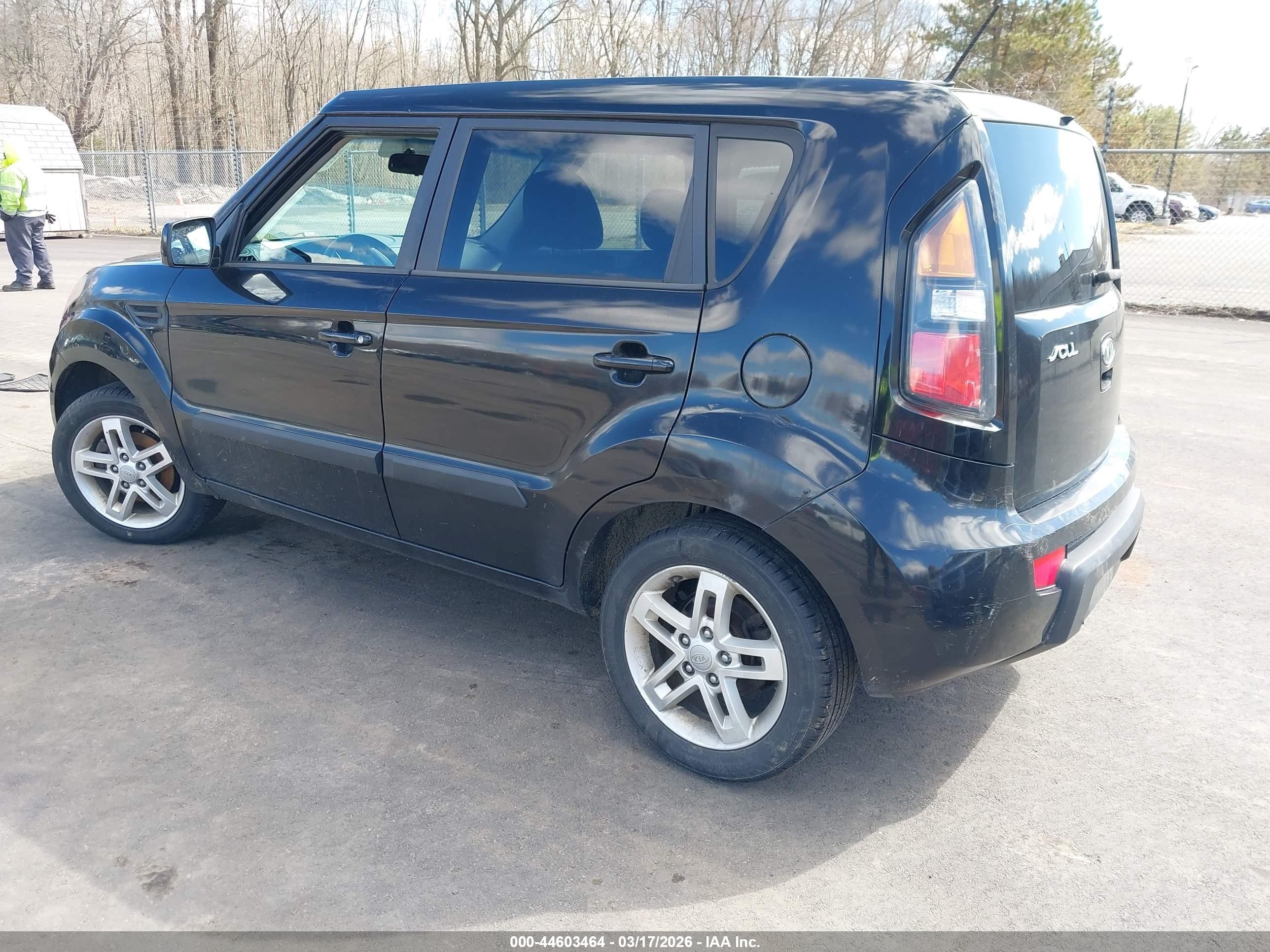 2011 Kia Soul + Black vin: KNDJT2A20B7247875