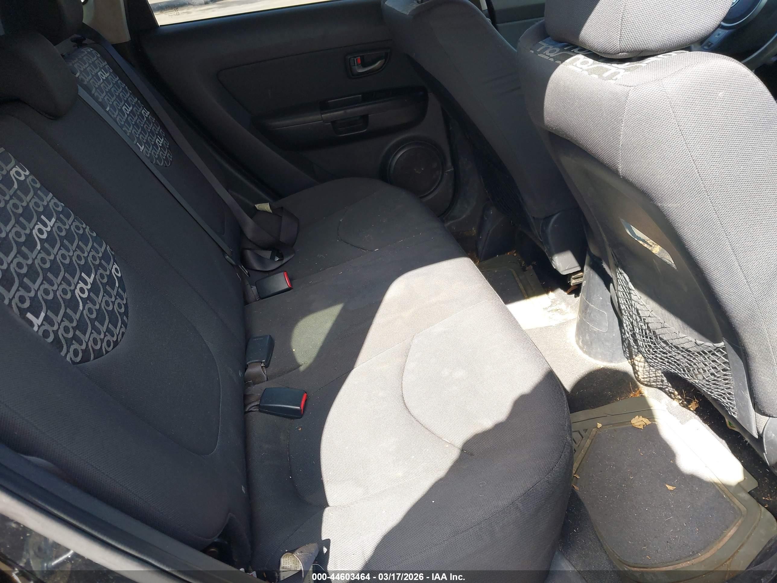 2011 Kia Soul + Black vin: KNDJT2A20B7247875