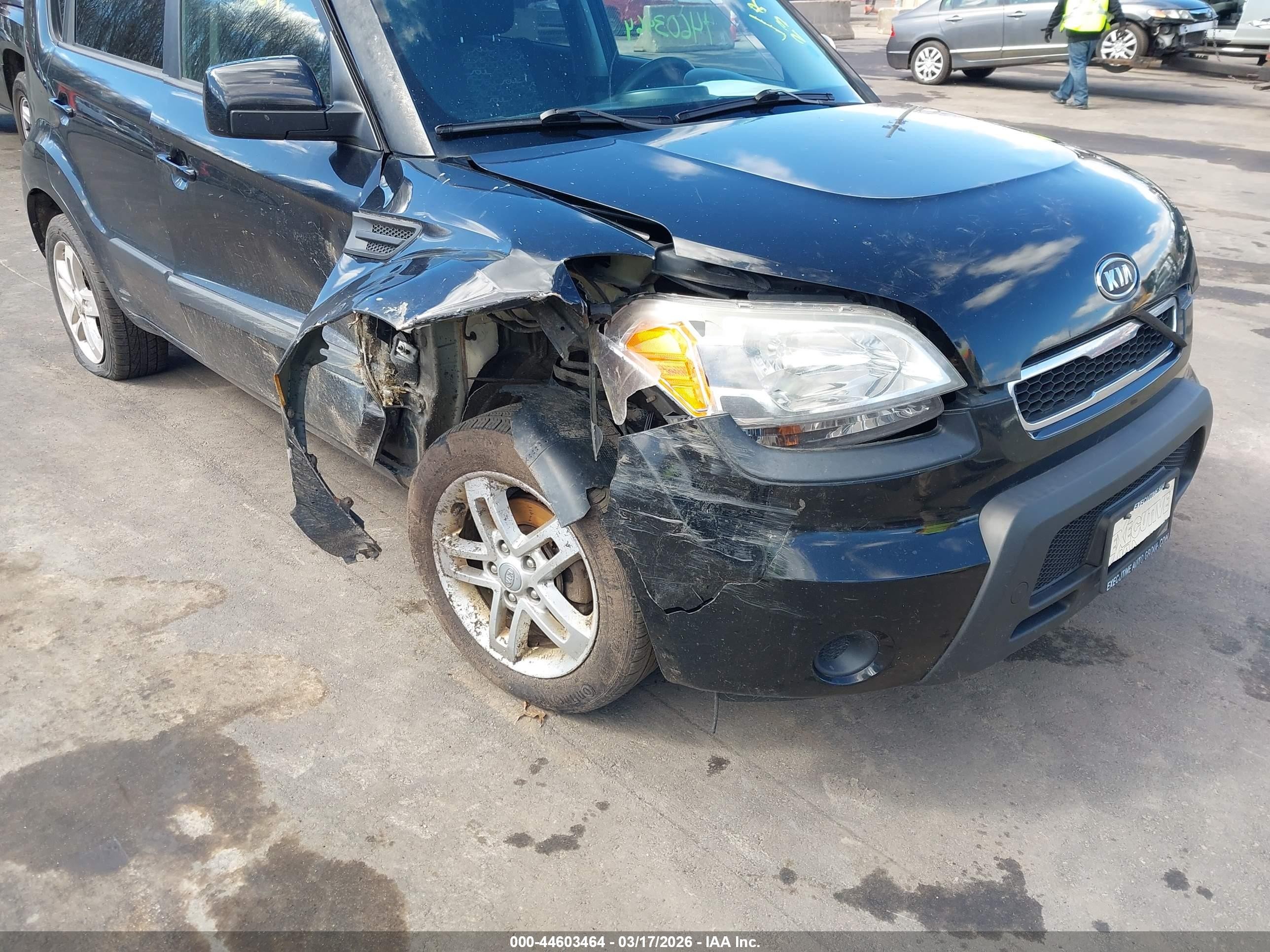 2011 Kia Soul + Black vin: KNDJT2A20B7247875