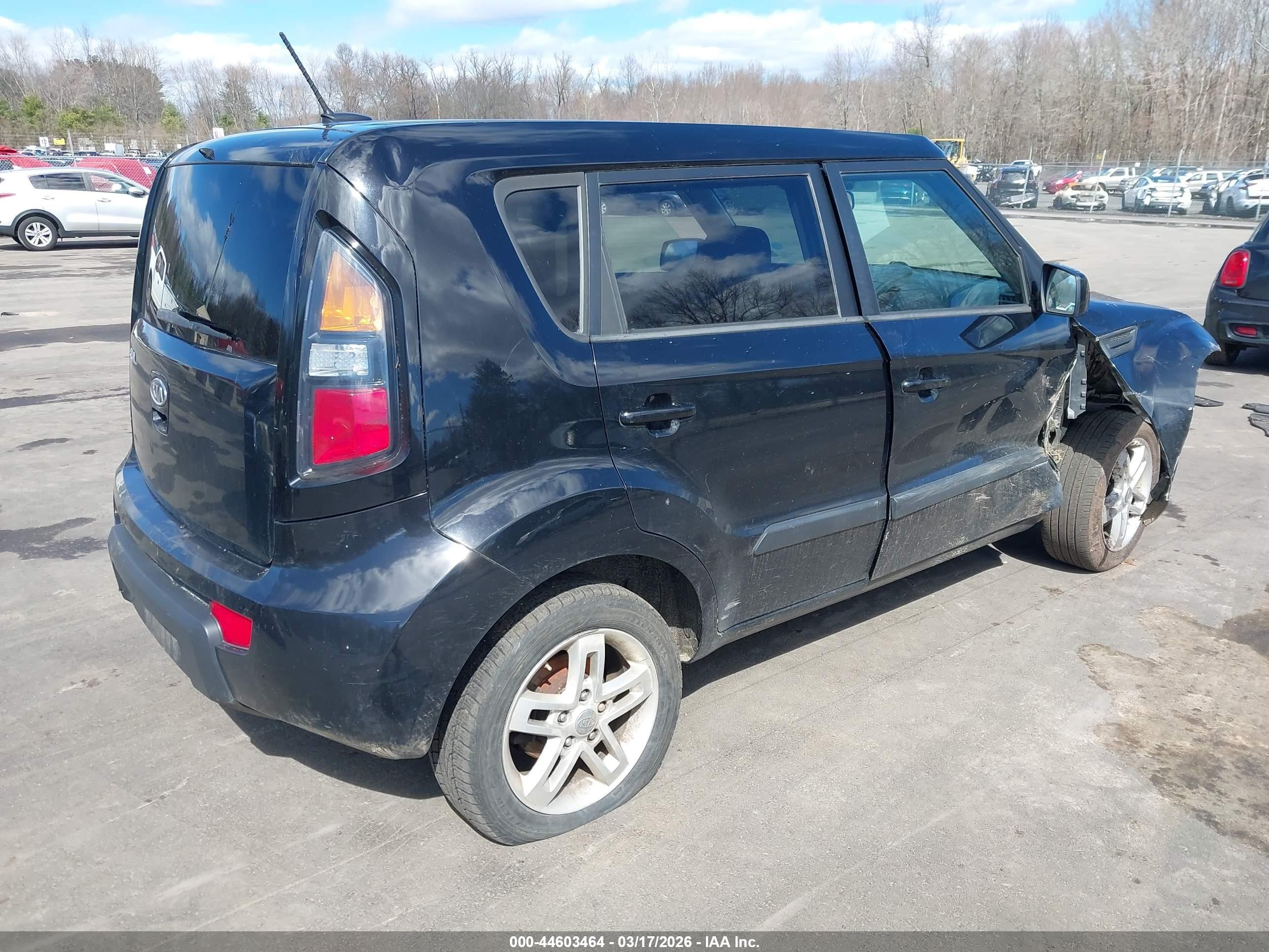 2011 Kia Soul + Black vin: KNDJT2A20B7247875