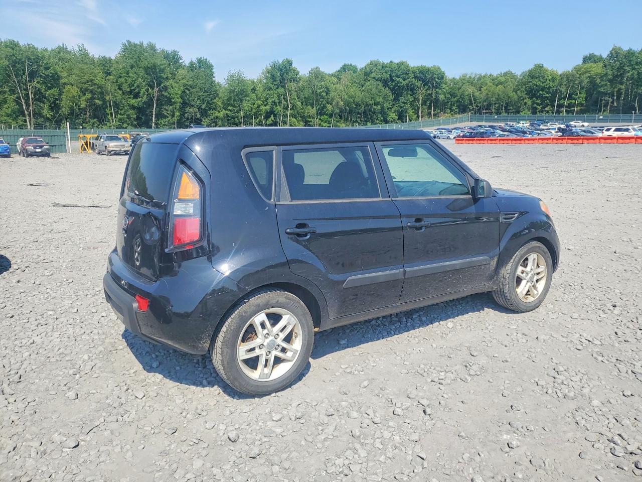 2011 Kia Soul + Black vin: KNDJT2A20B7250341