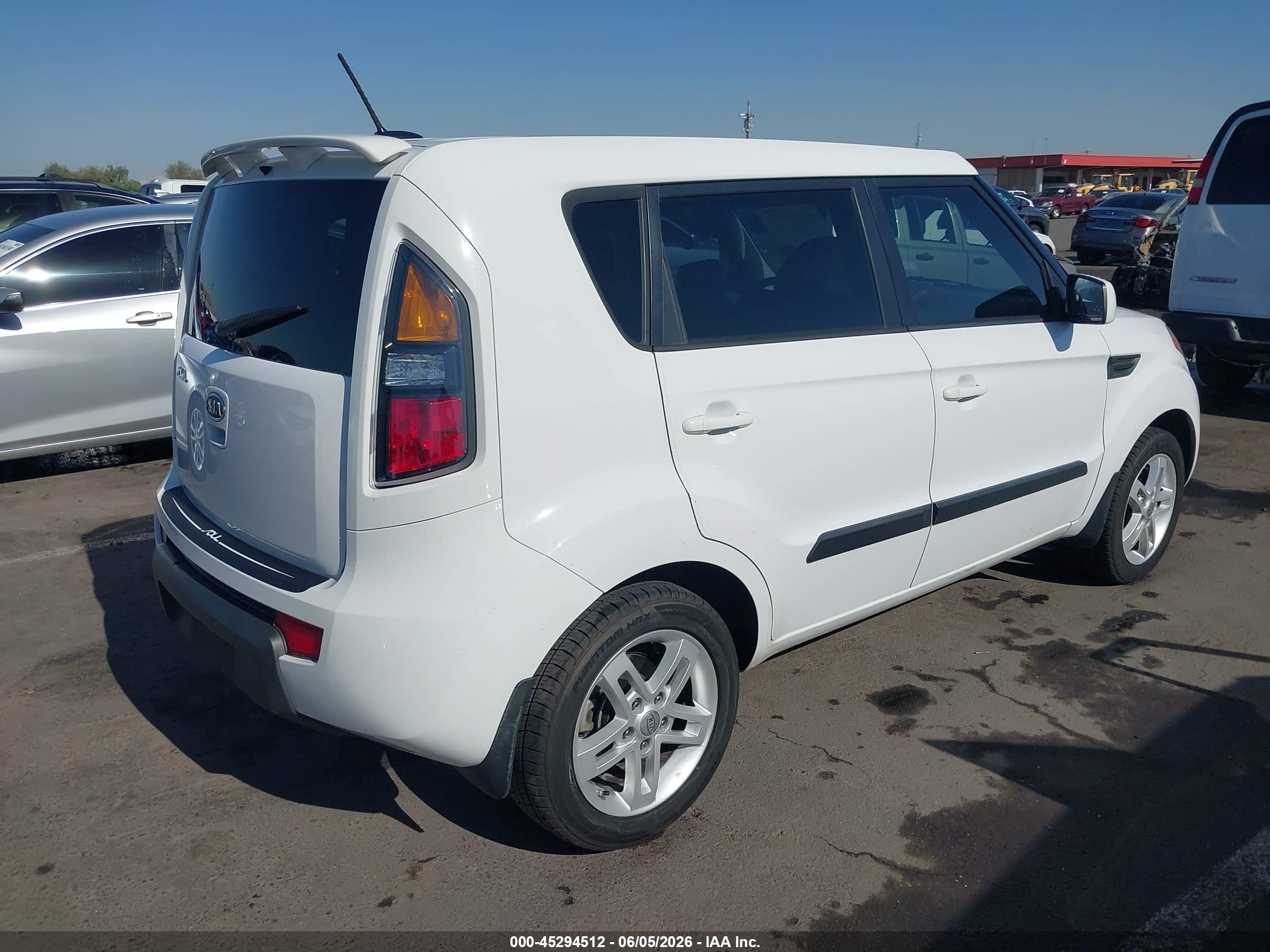 2011 Kia Soul + White vin: KNDJT2A20B7295151