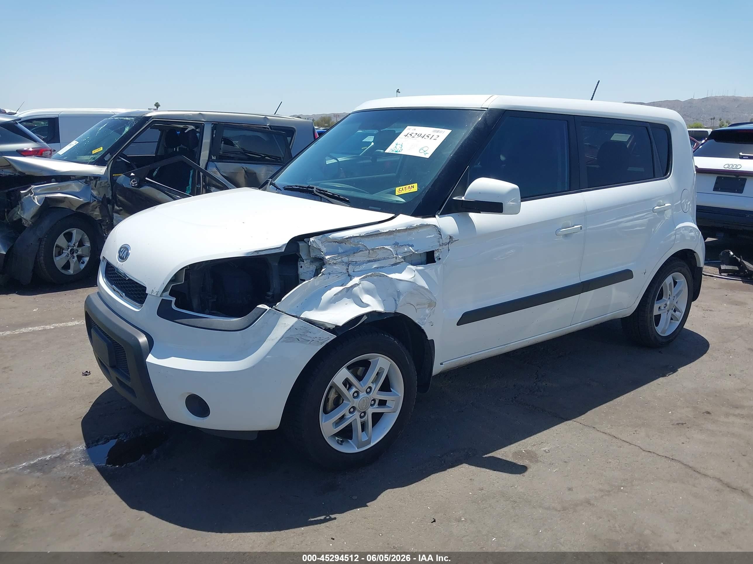 2011 Kia Soul + White vin: KNDJT2A20B7295151