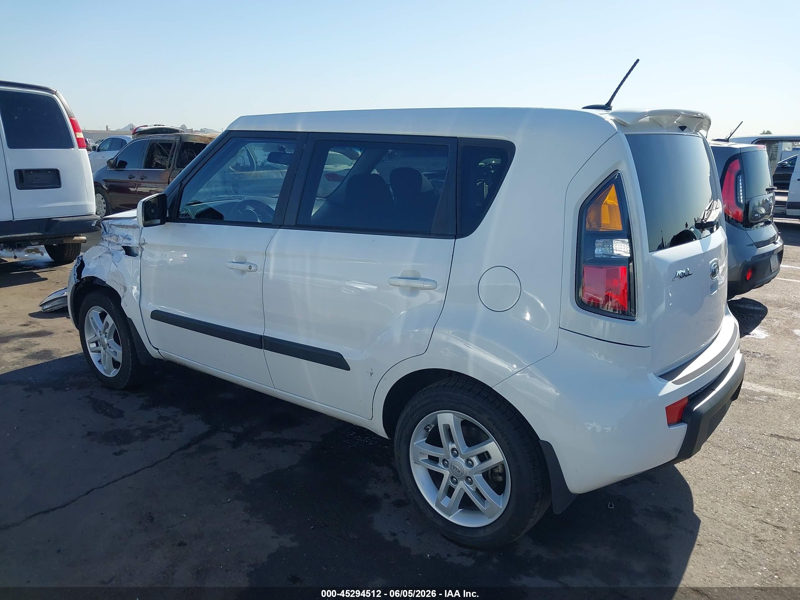 2011 Kia Soul + White vin: KNDJT2A20B7295151