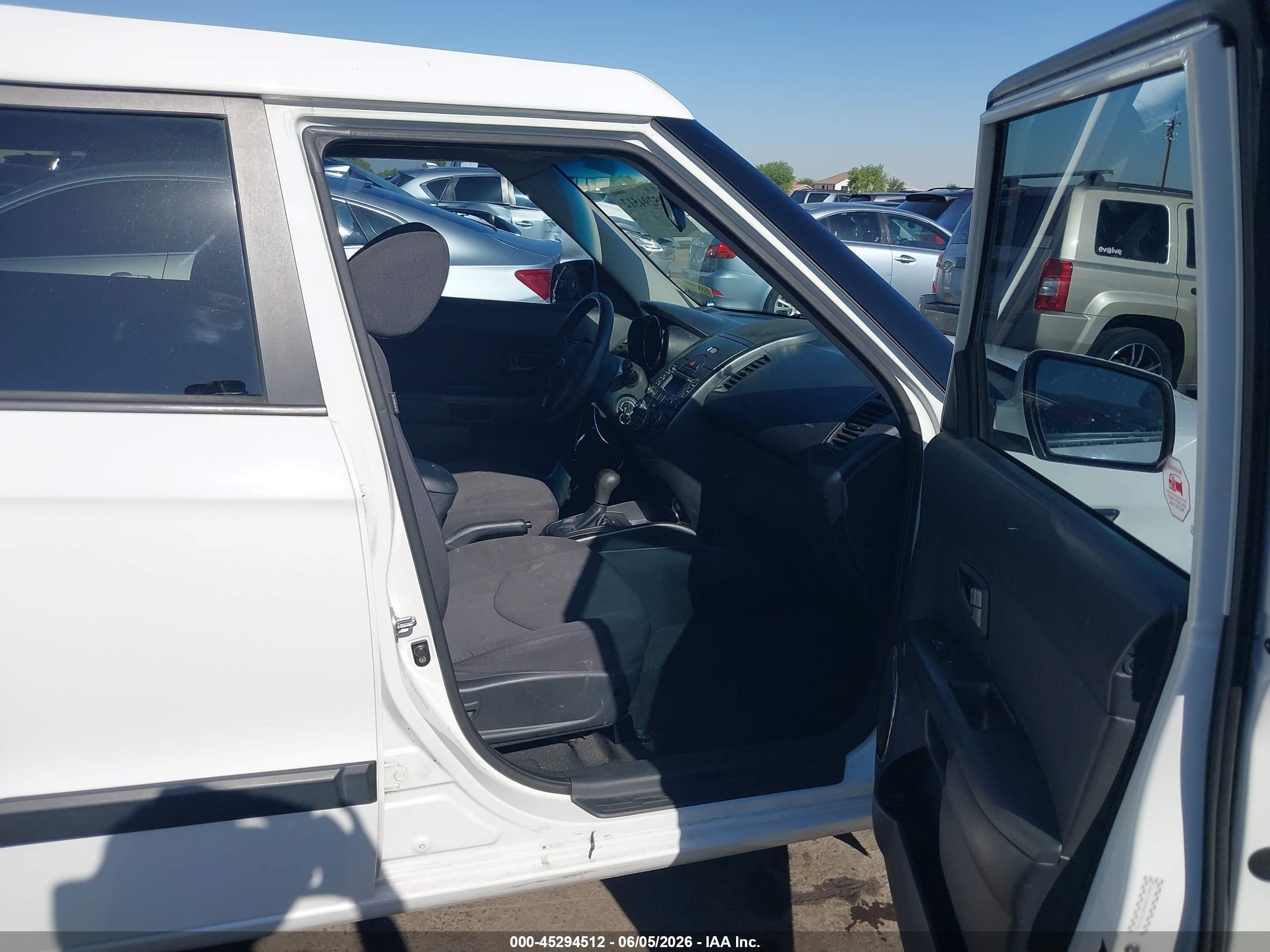 2011 Kia Soul + White vin: KNDJT2A20B7295151