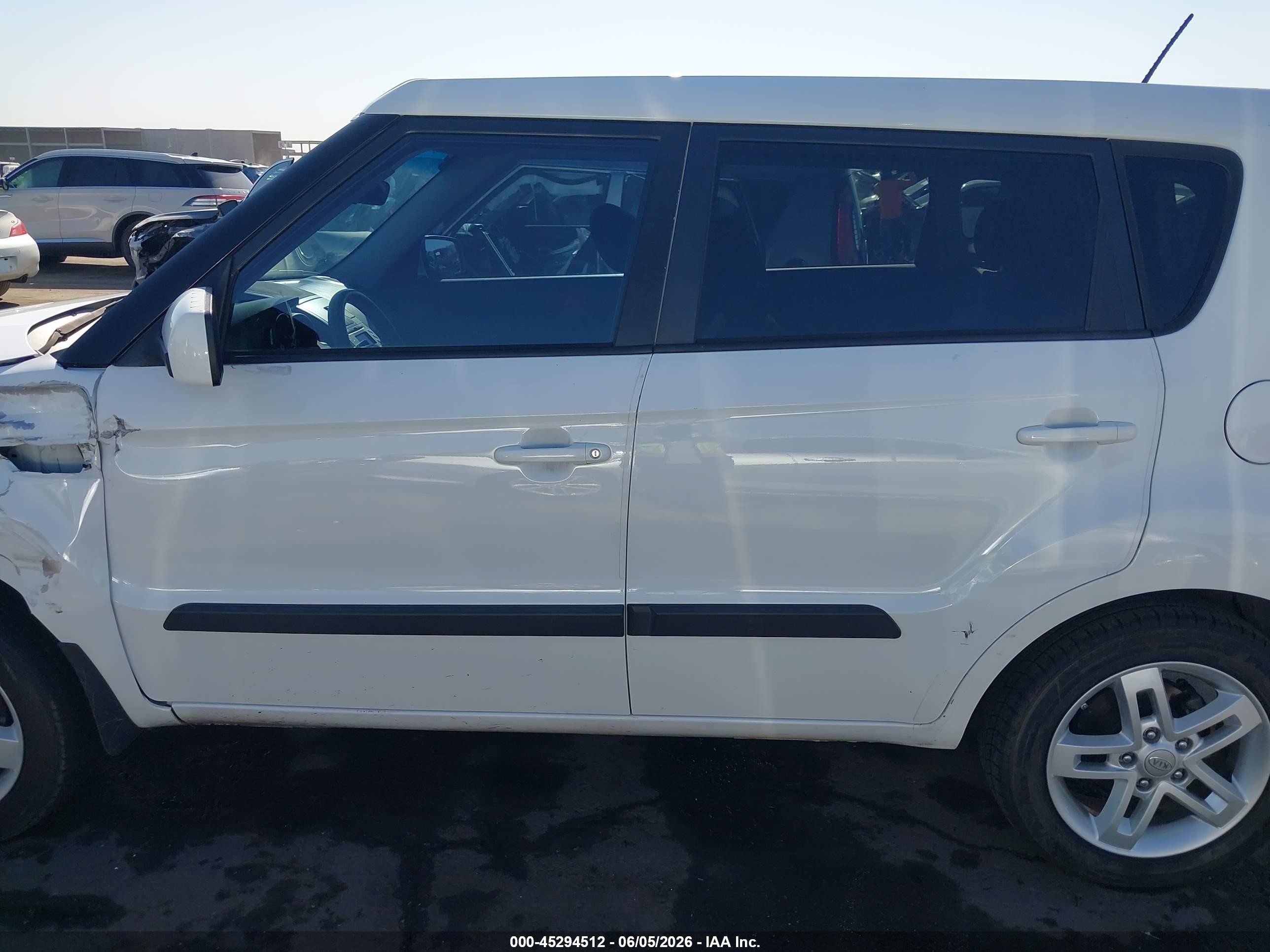 2011 Kia Soul + White vin: KNDJT2A20B7295151