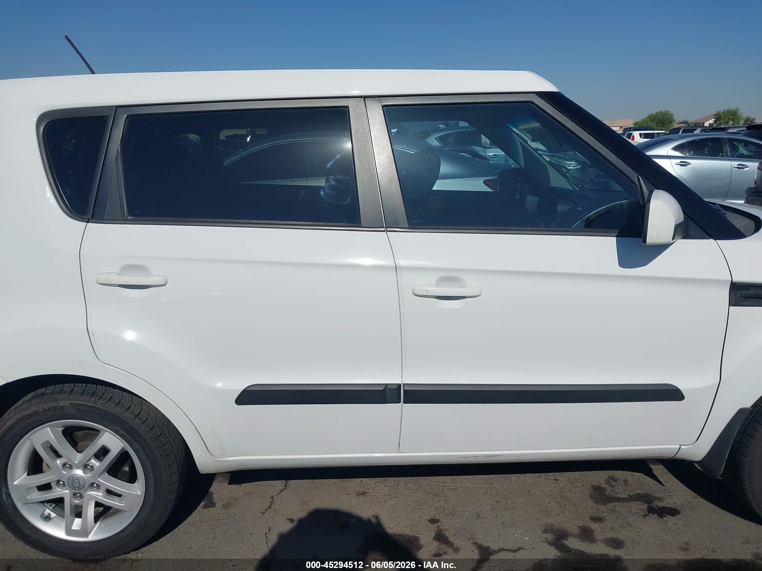 2011 Kia Soul + White vin: KNDJT2A20B7295151