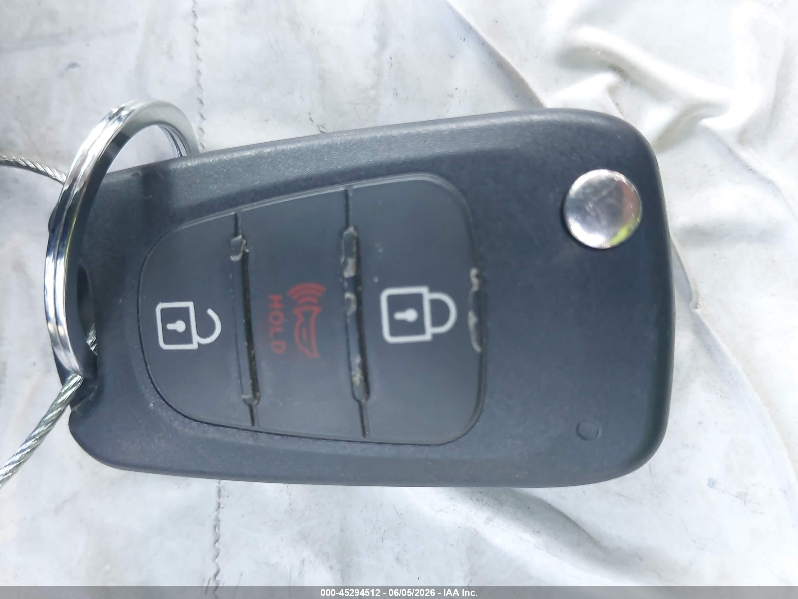 2011 Kia Soul + White vin: KNDJT2A20B7295151
