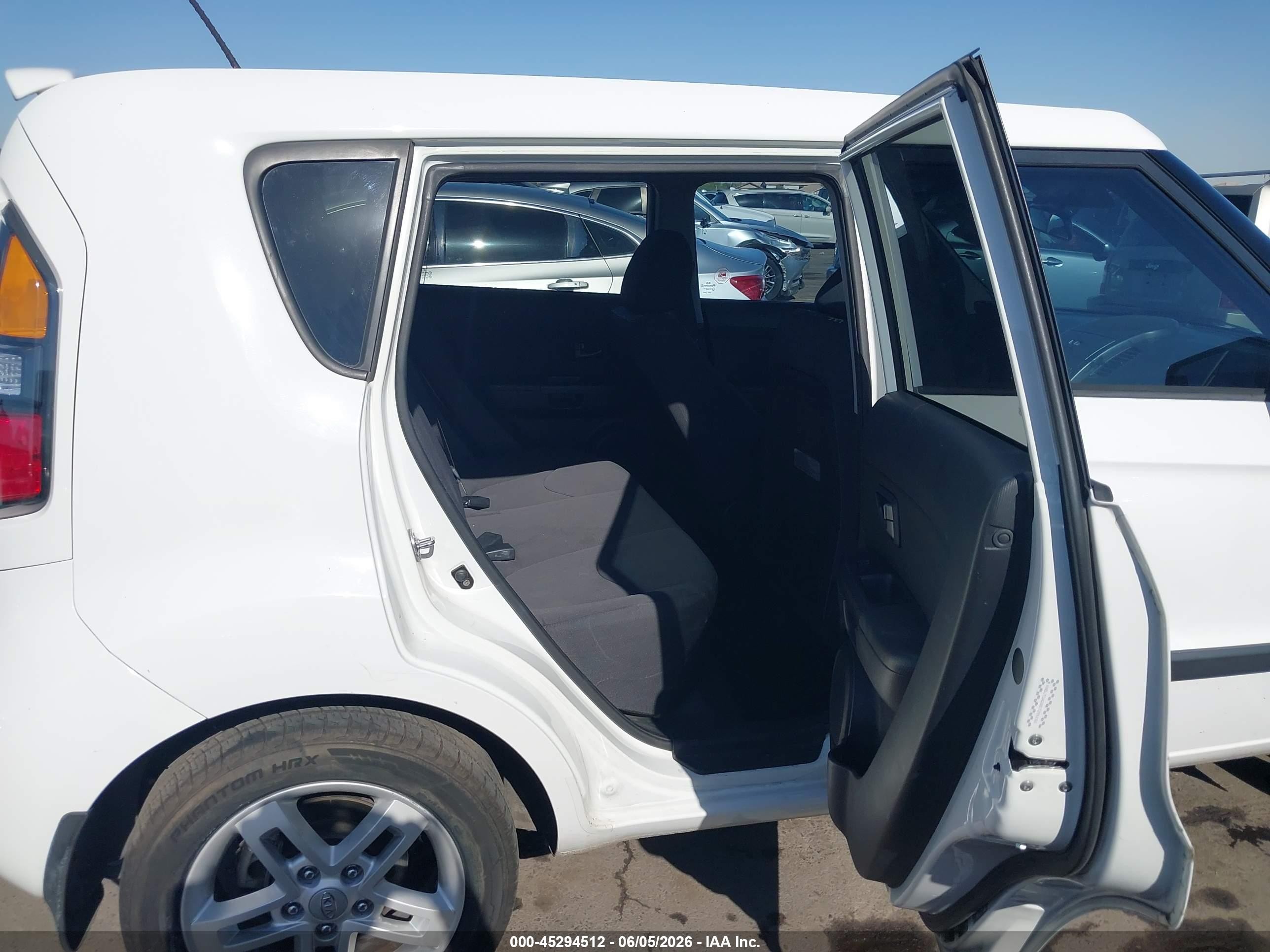 2011 Kia Soul + White vin: KNDJT2A20B7295151