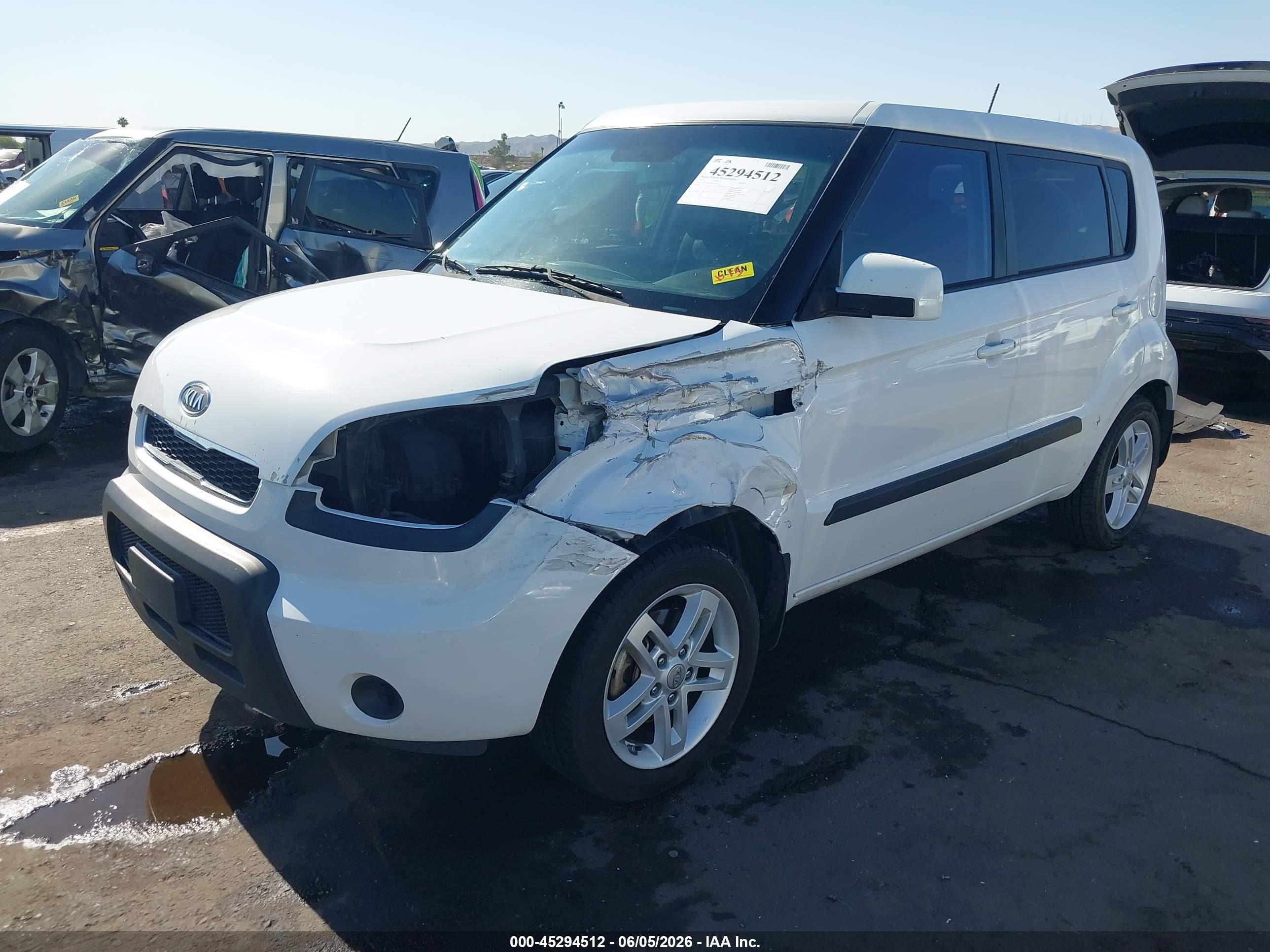2011 Kia Soul + White vin: KNDJT2A20B7295151
