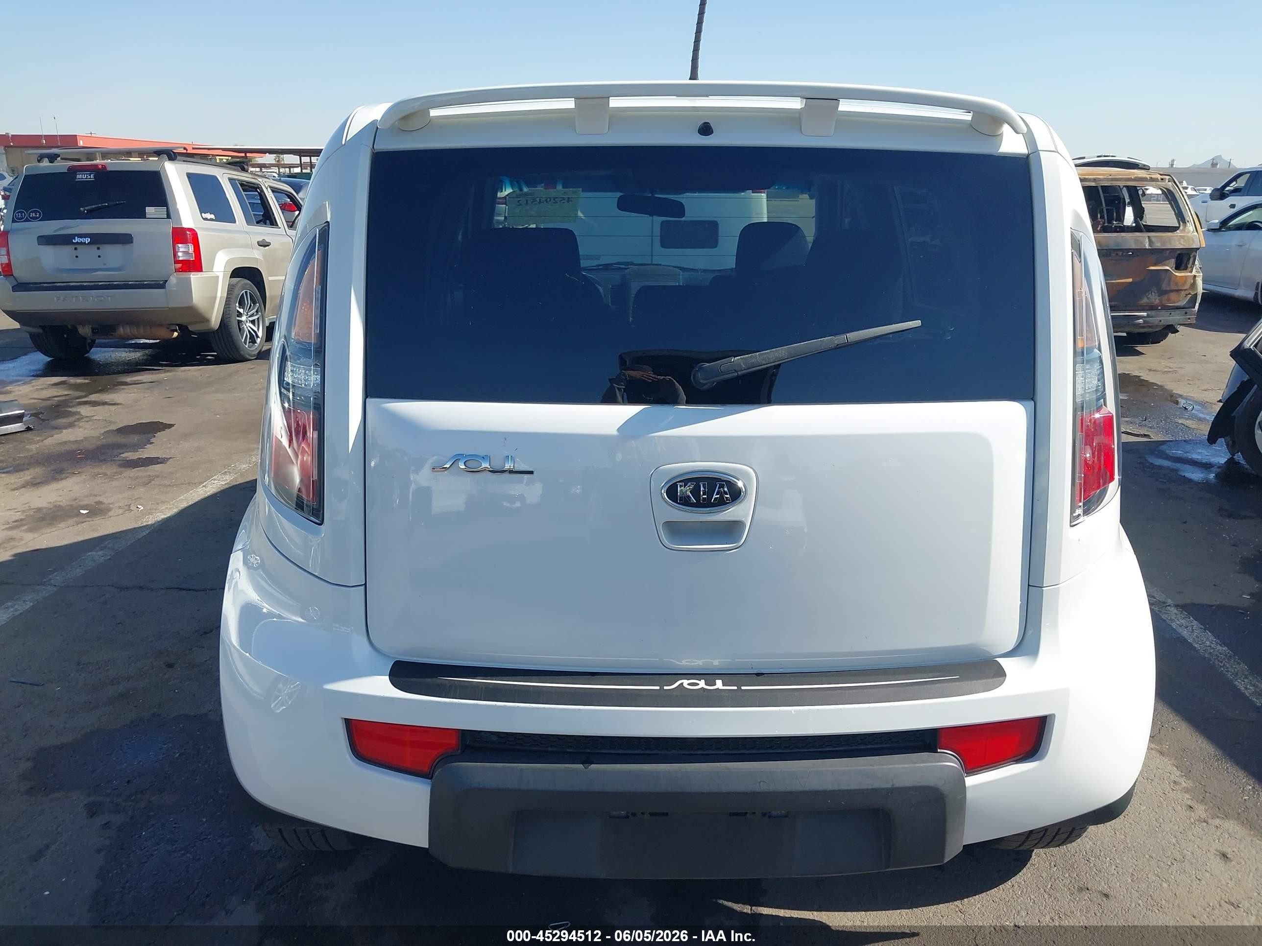 2011 Kia Soul + White vin: KNDJT2A20B7295151