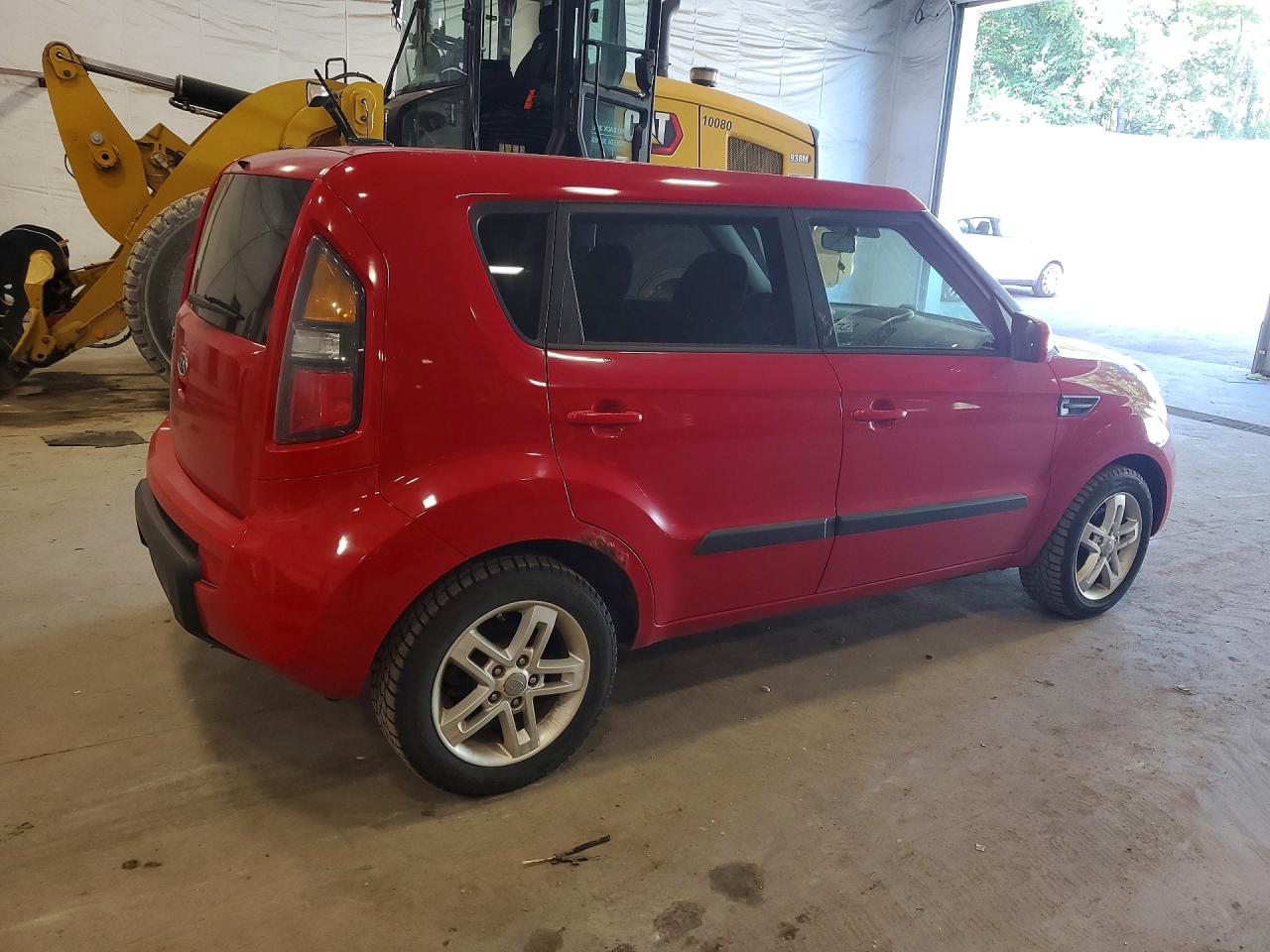 2011 Kia Soul + Red vin: KNDJT2A20B7324535