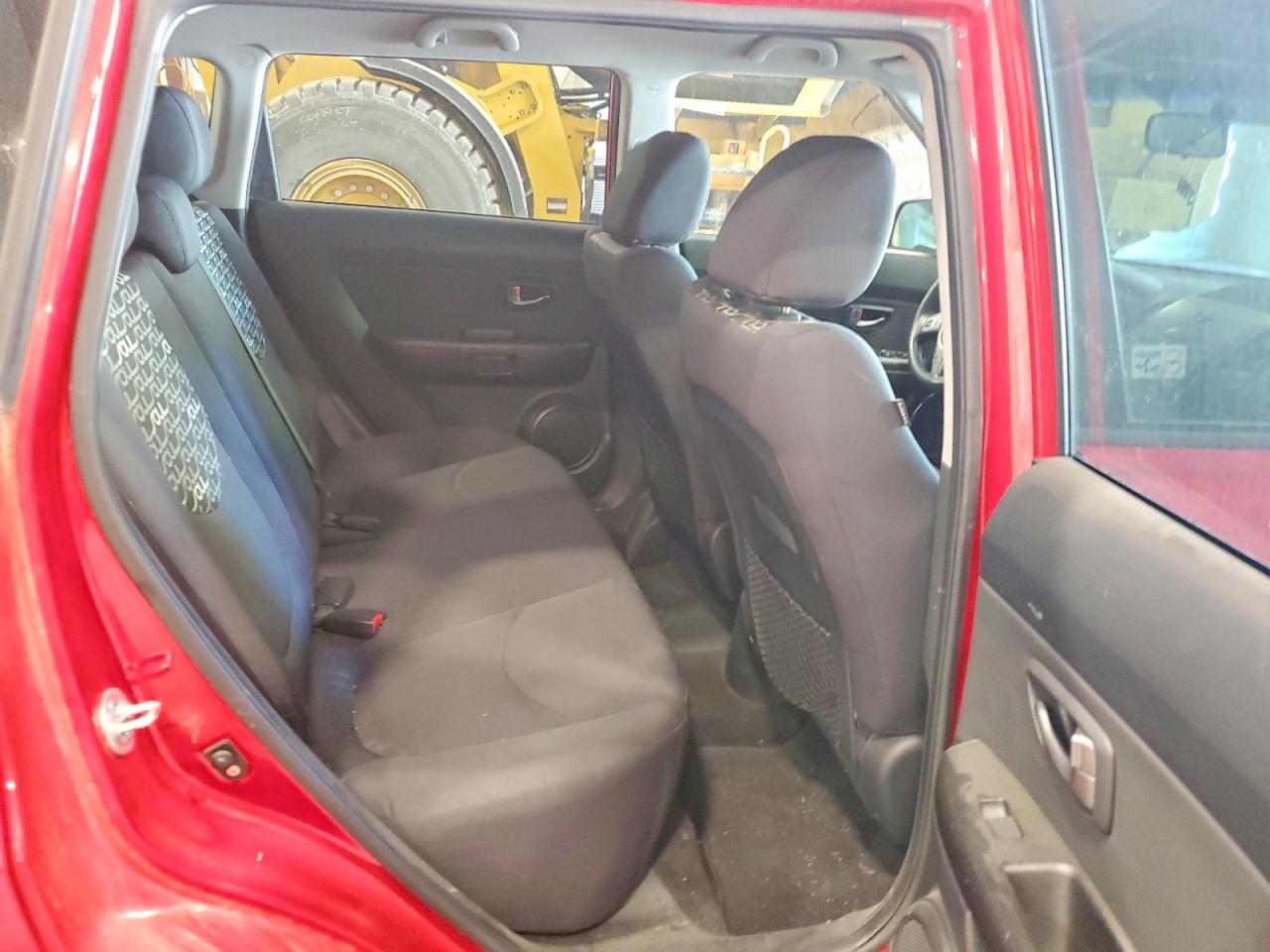 2011 Kia Soul + Red vin: KNDJT2A20B7324535