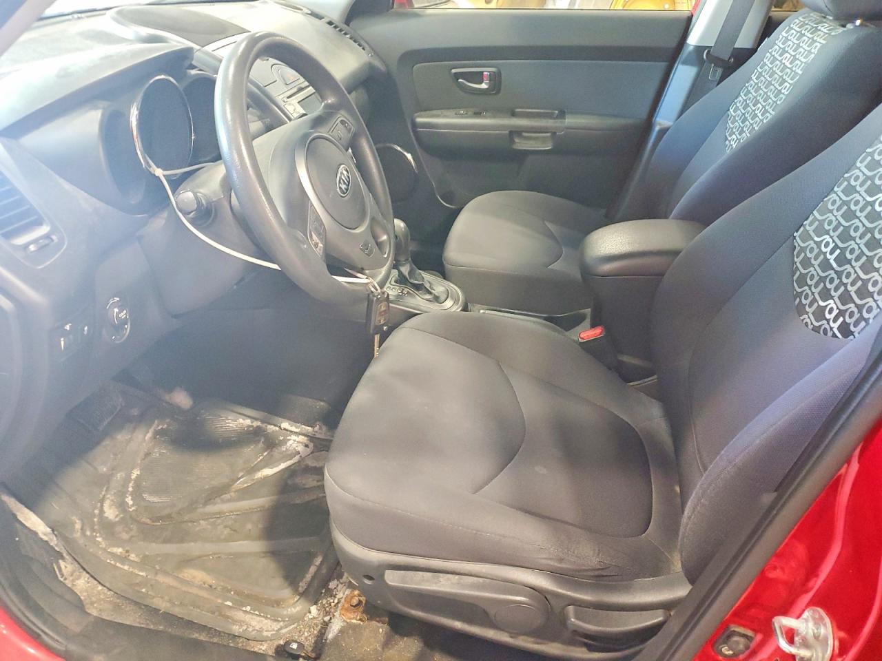 2011 Kia Soul + Red vin: KNDJT2A20B7324535