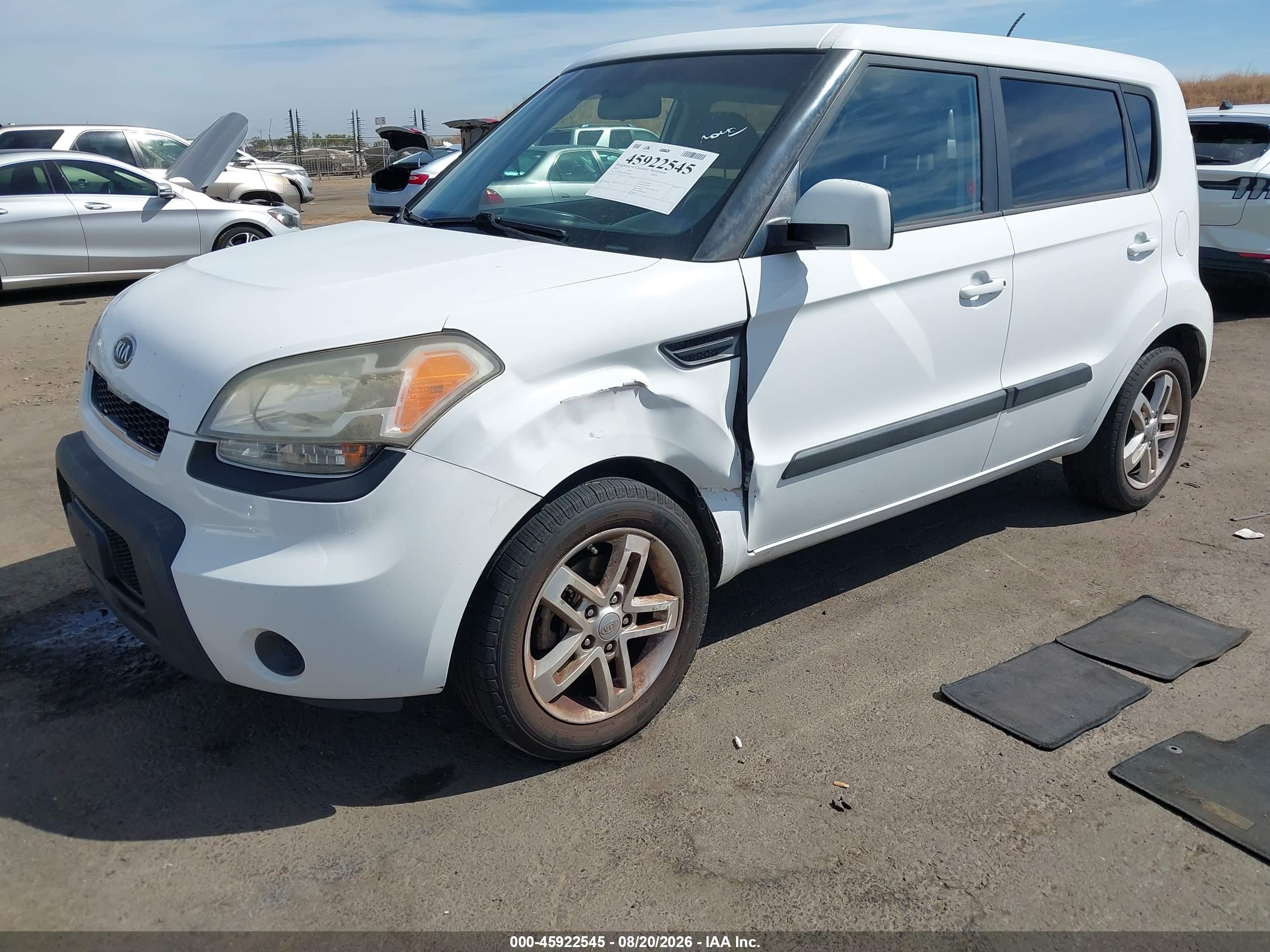 2011 Kia Soul + White vin: KNDJT2A20B7708671