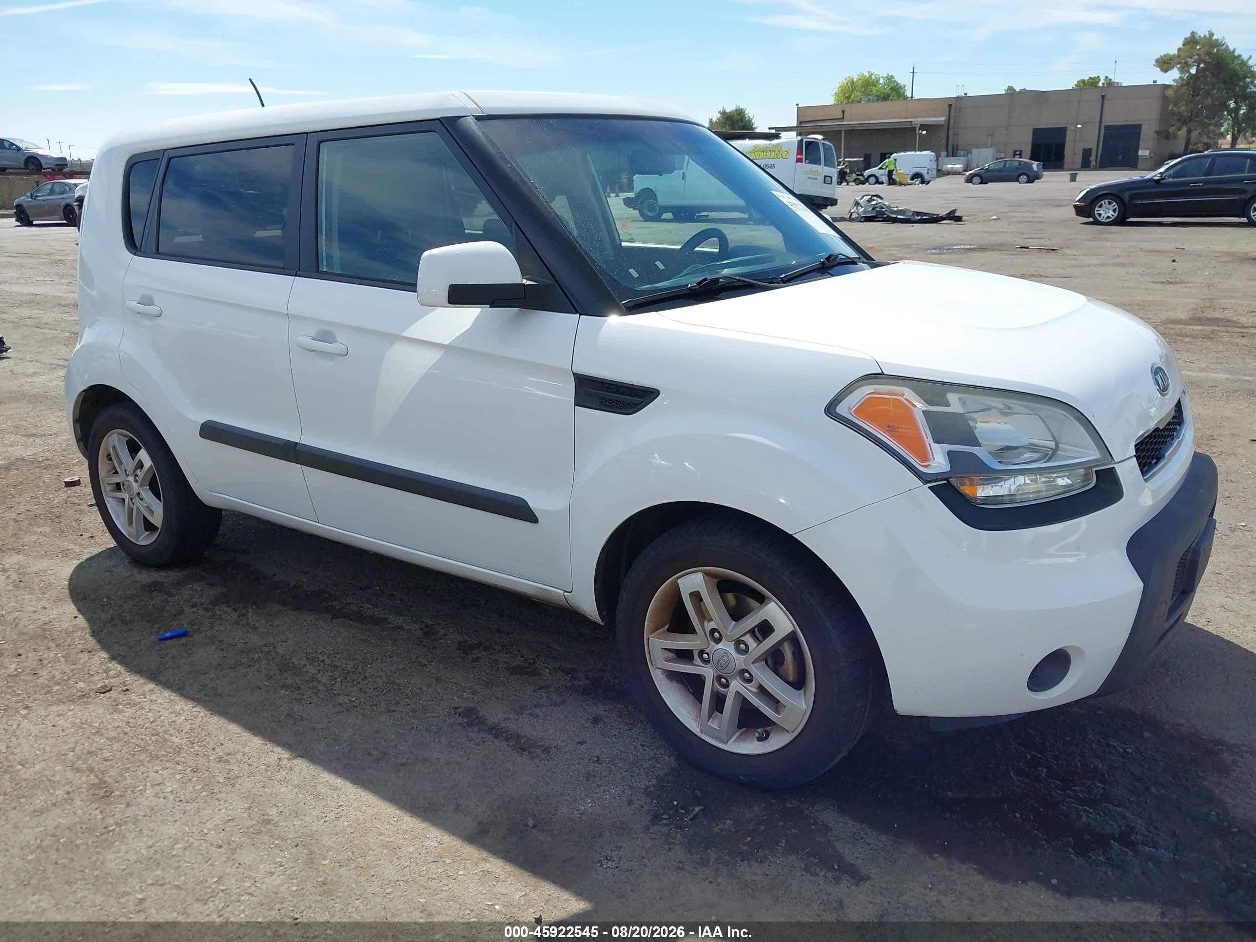 2011 Kia Soul + White vin: KNDJT2A20B7708671