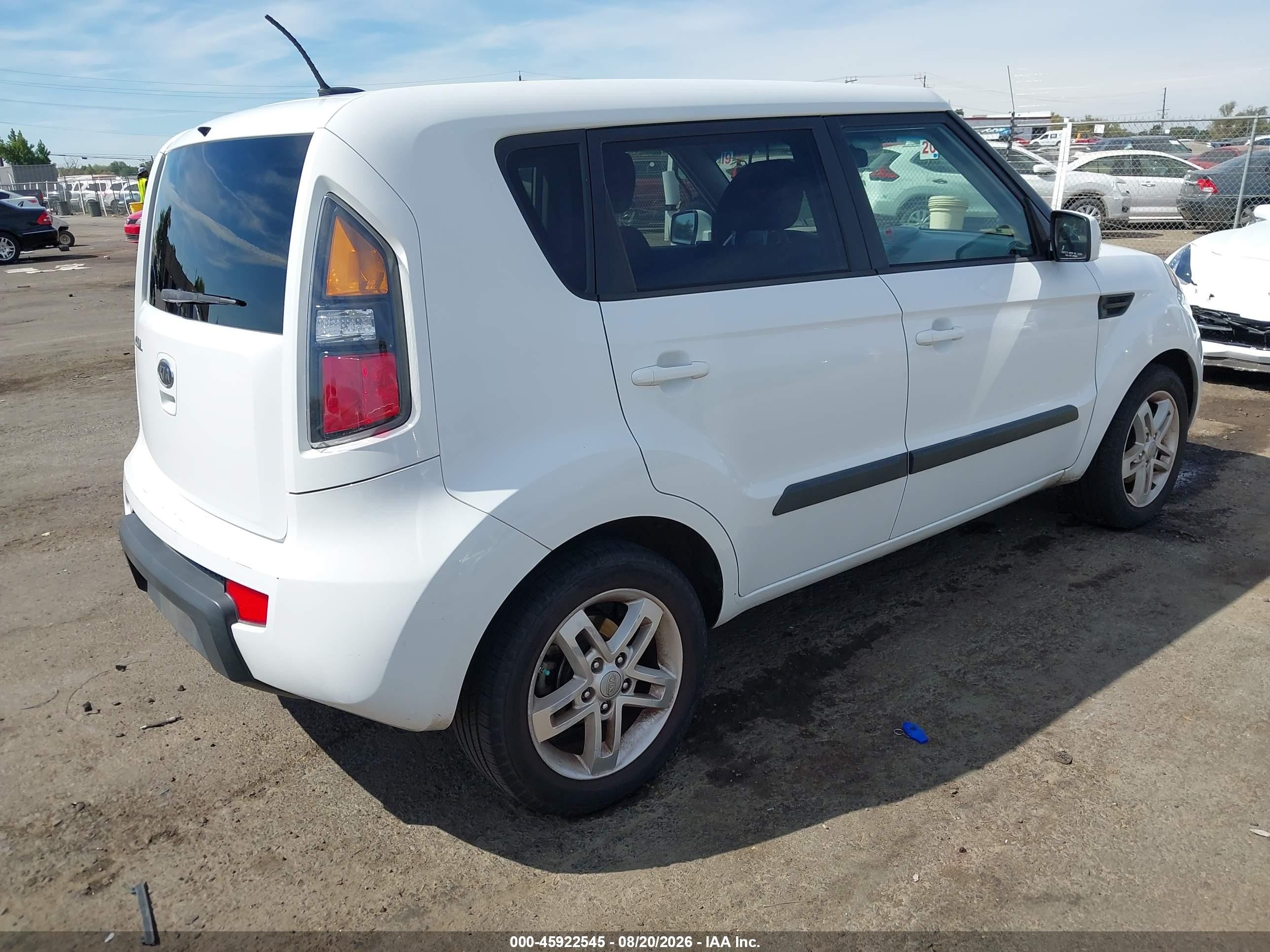 2011 Kia Soul + White vin: KNDJT2A20B7708671
