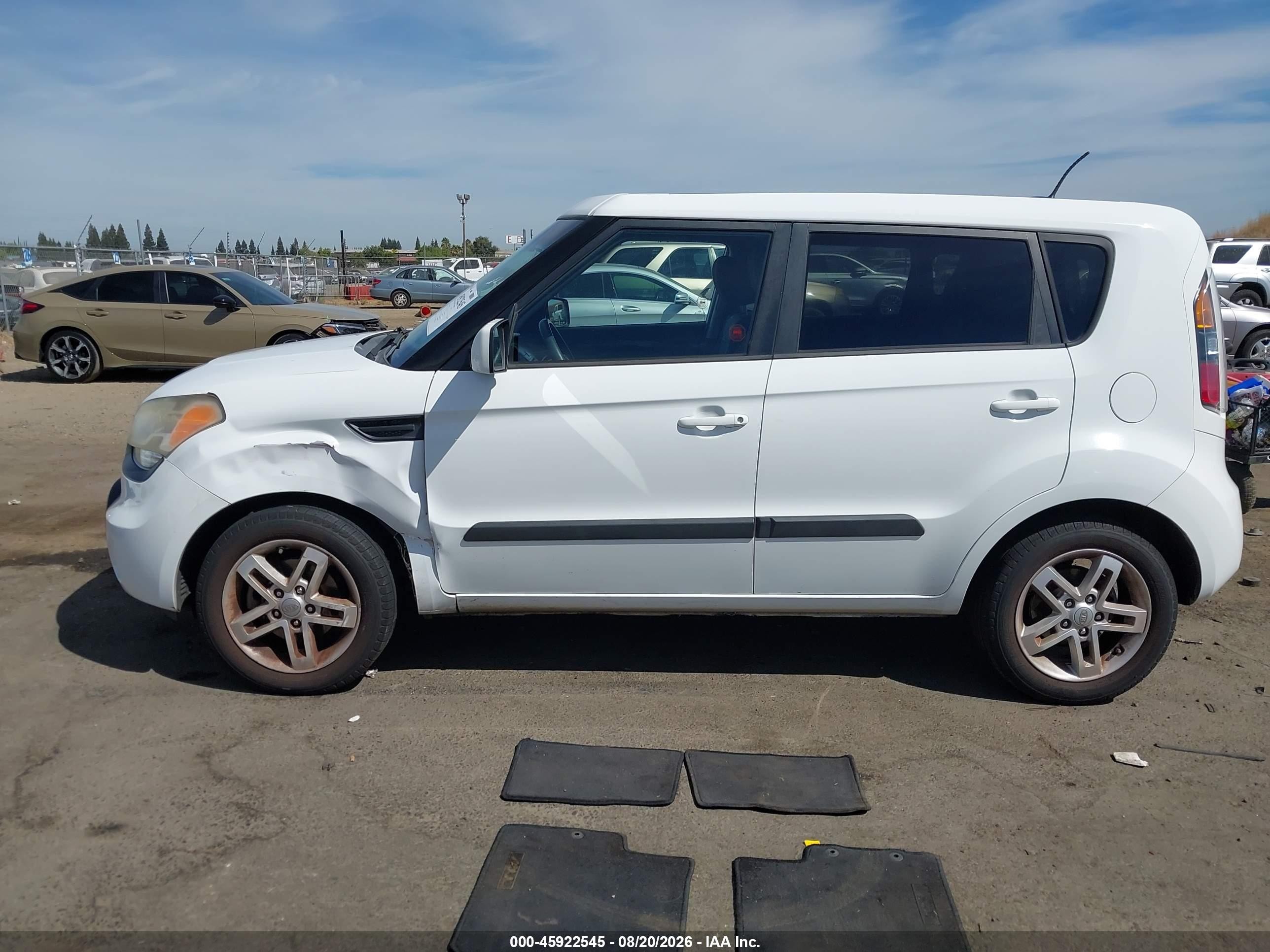 2011 Kia Soul + White vin: KNDJT2A20B7708671