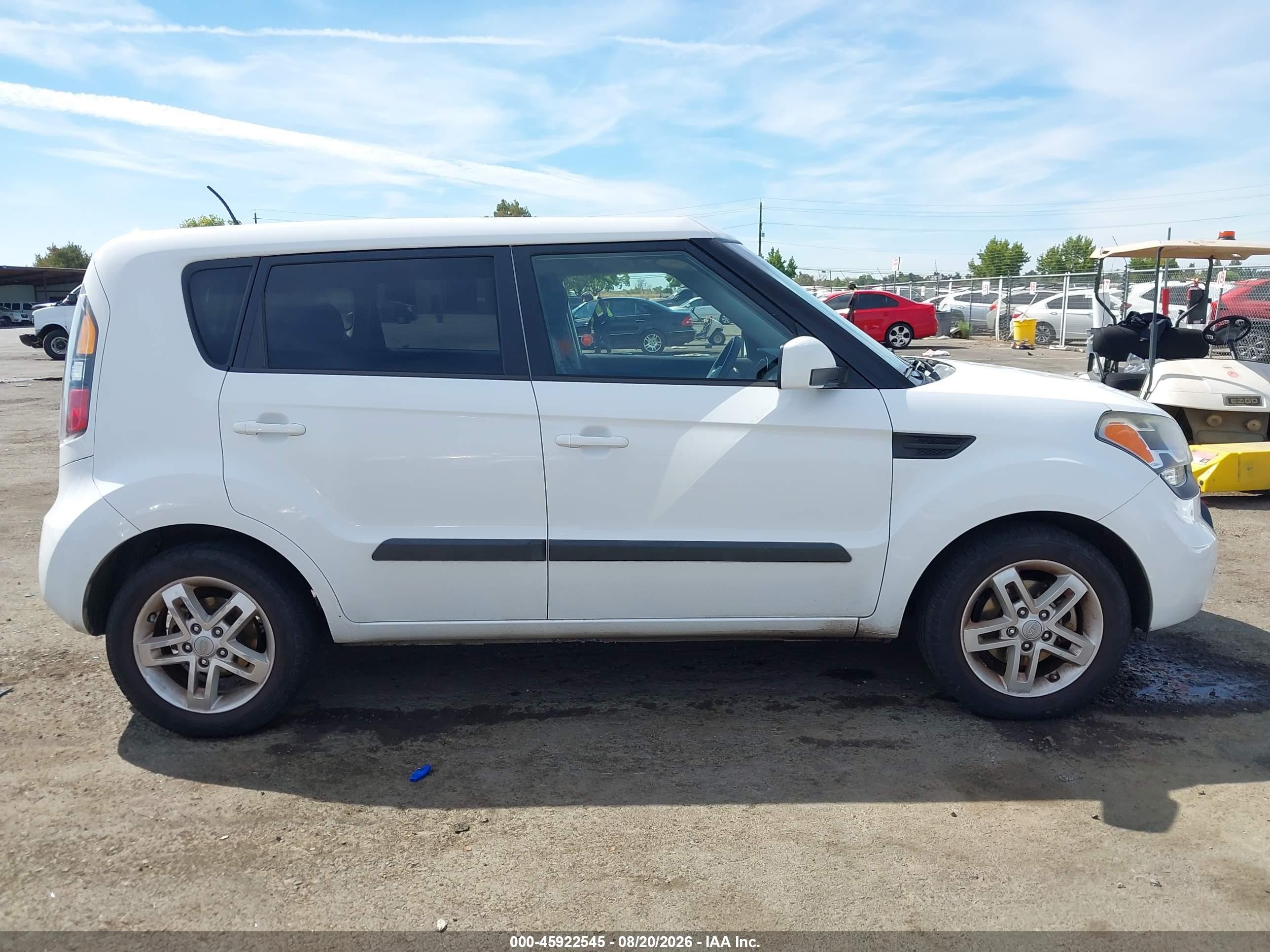 2011 Kia Soul + White vin: KNDJT2A20B7708671