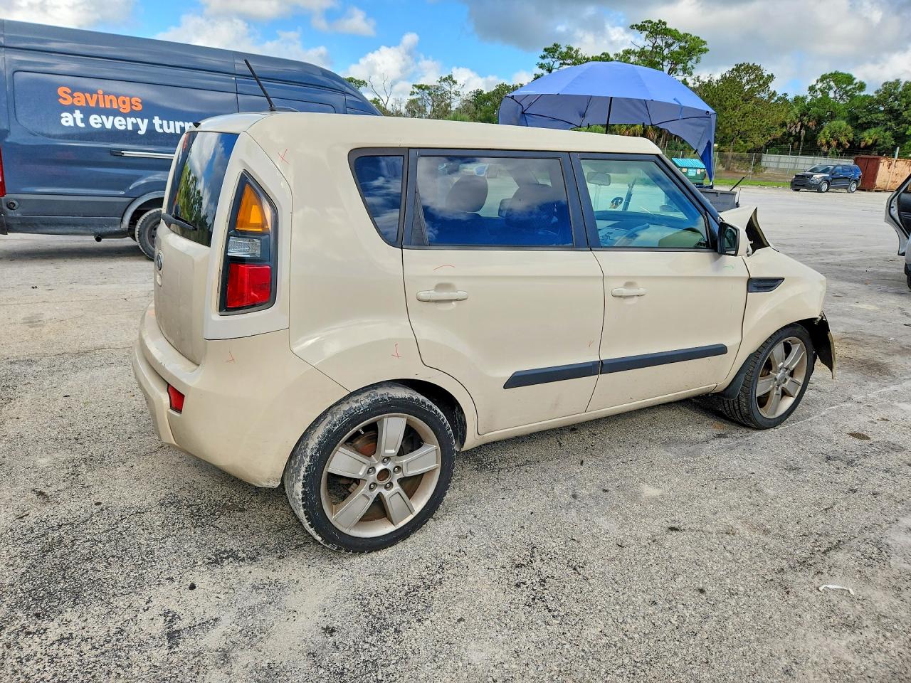 2011 Kia Soul ! Кремовый vin: KNDJT2A20B7721923