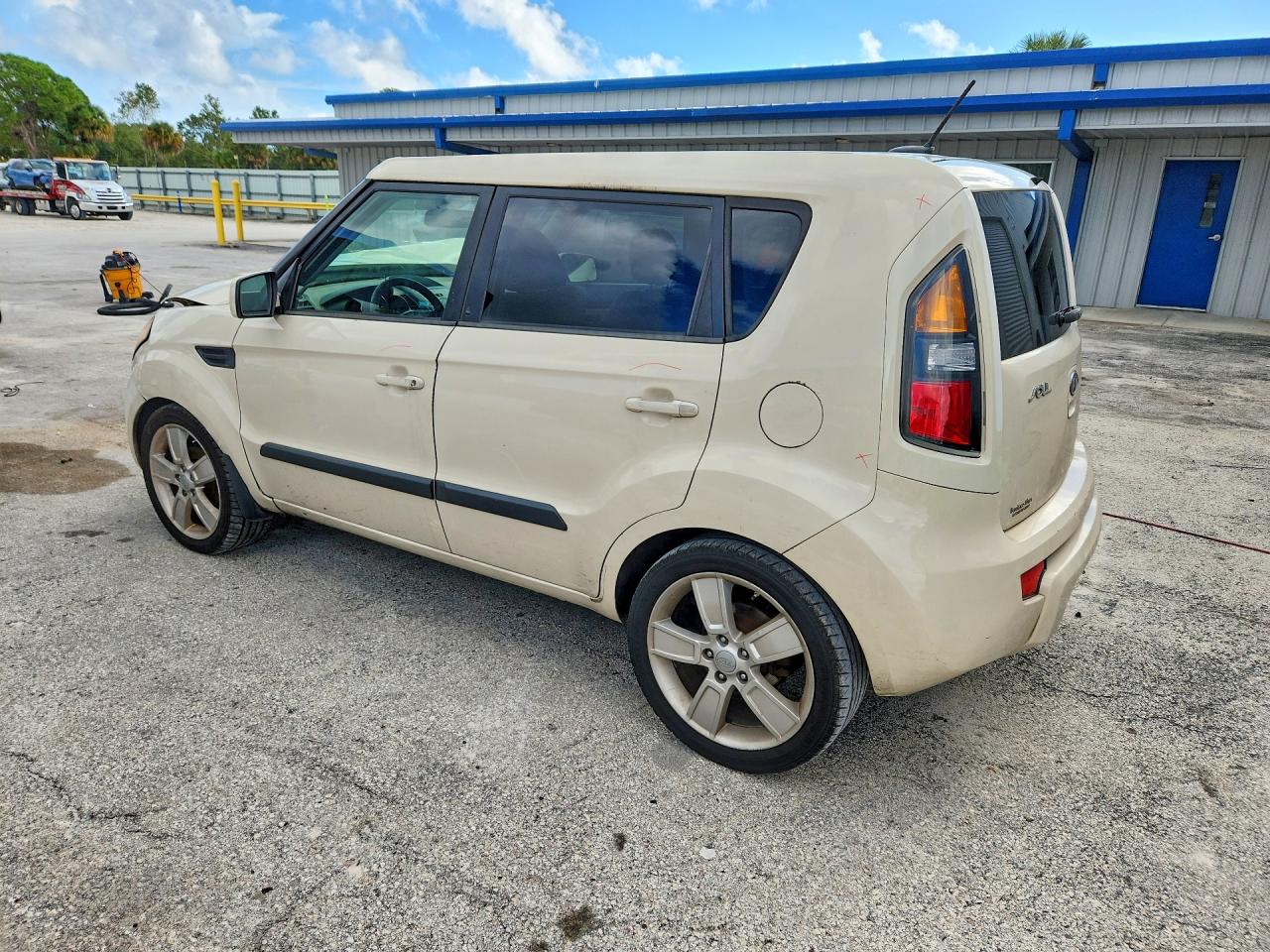 2011 Kia Soul ! Кремовый vin: KNDJT2A20B7721923