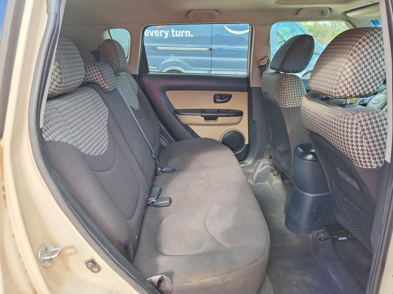 2011 Kia Soul ! Кремовый vin: KNDJT2A20B7721923