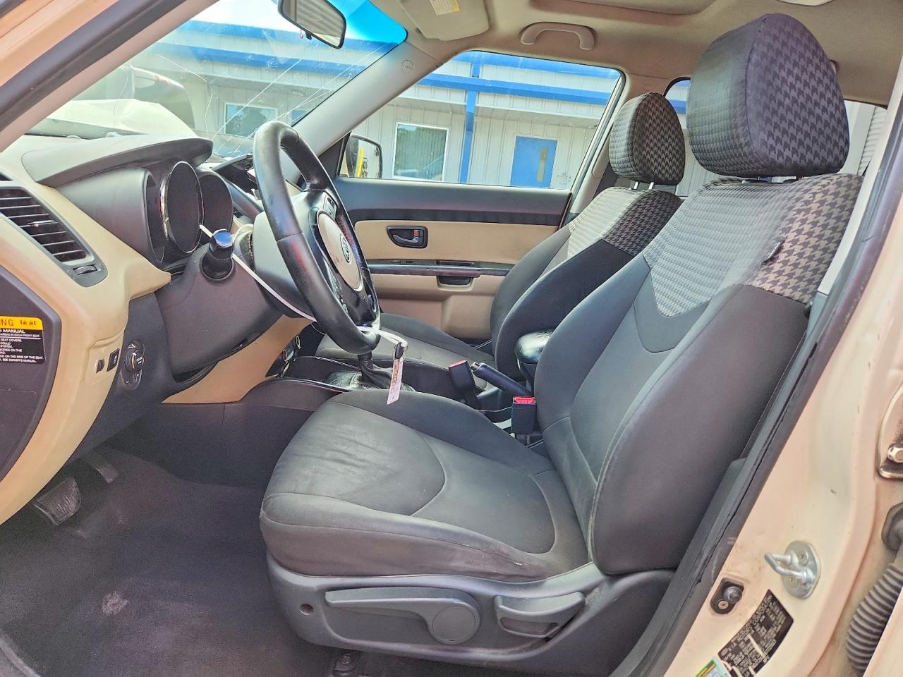 2011 Kia Soul ! Кремовый vin: KNDJT2A20B7721923
