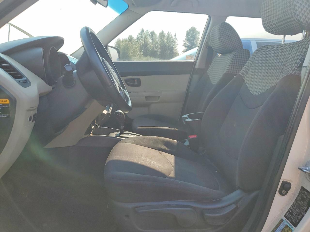 2010 Kia Soul + Cream vin: KNDJT2A21A7030897