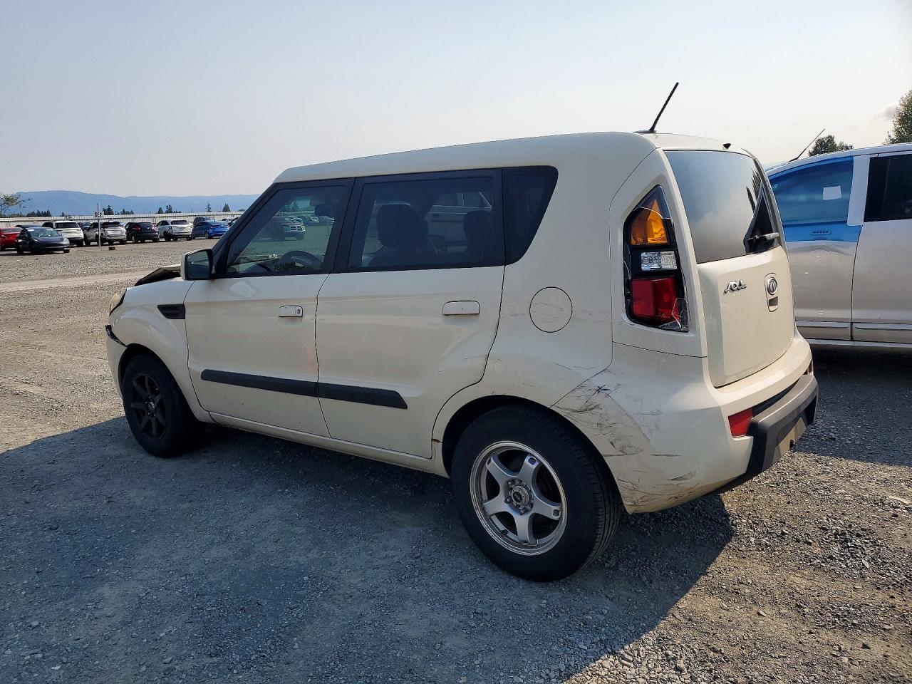 2010 Kia Soul + Cream vin: KNDJT2A21A7030897