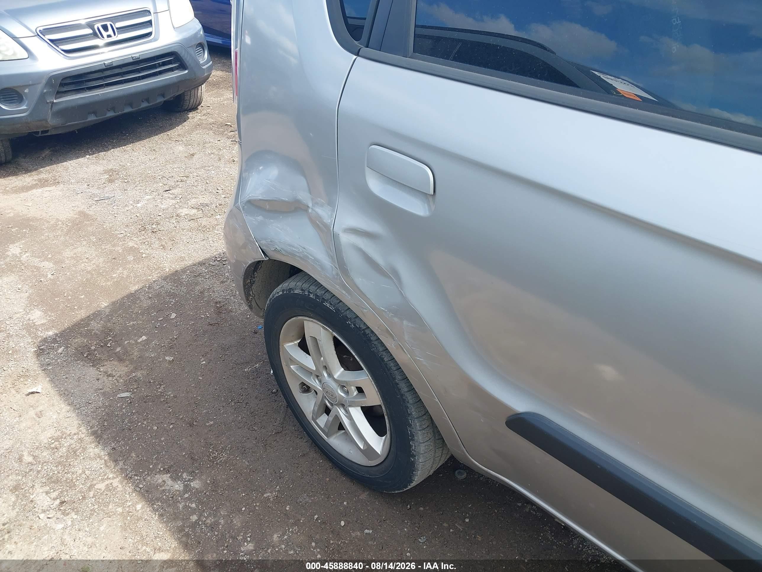 2010 Kia Soul + Champagne vin: KNDJT2A21A7086628