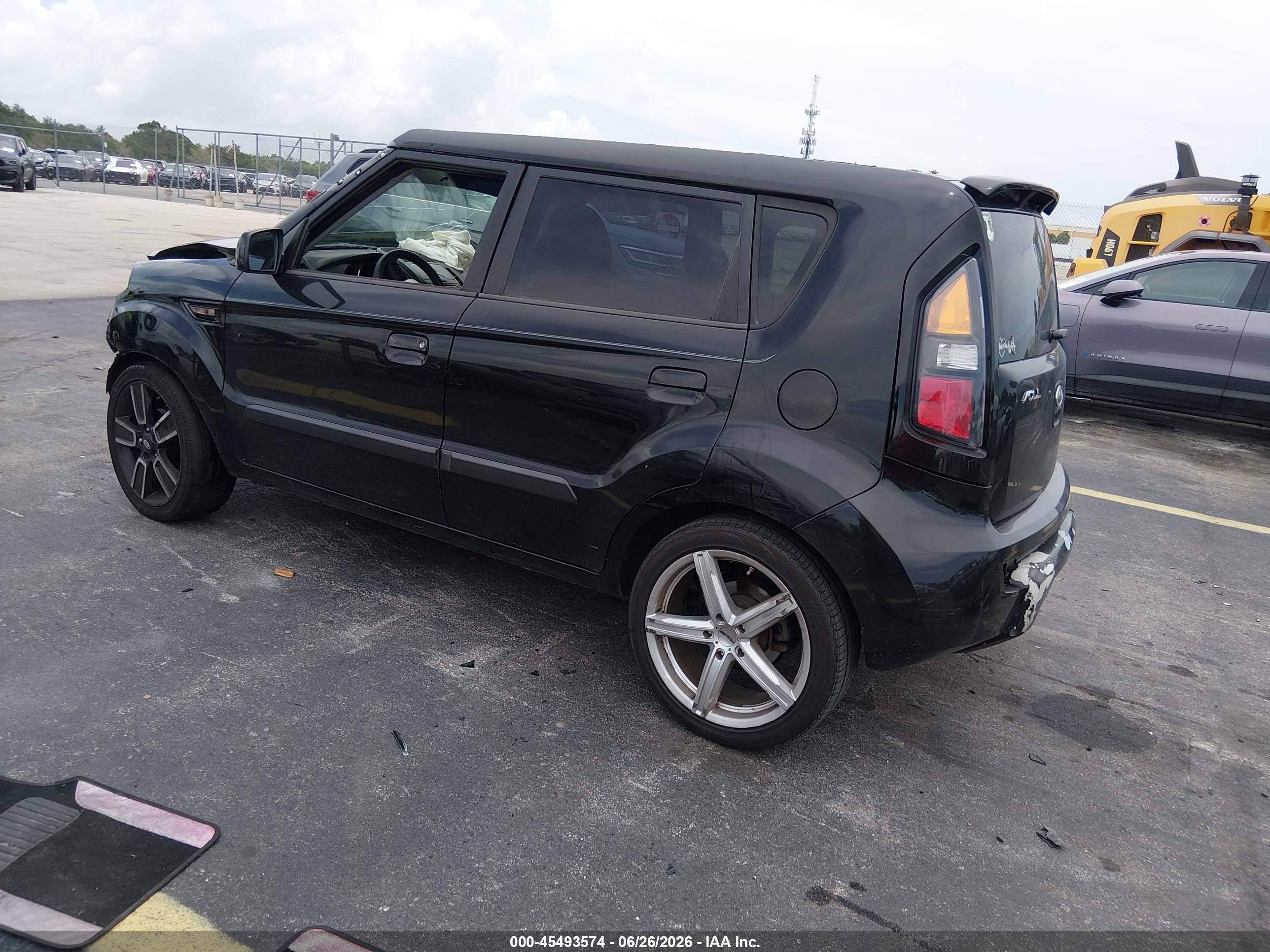 2010 Kia Soul + Black vin: KNDJT2A21A7126982