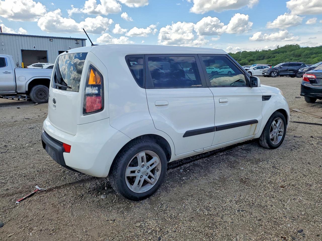 2010 Kia Soul +/!/sport Белый vin: KNDJT2A21A7166141