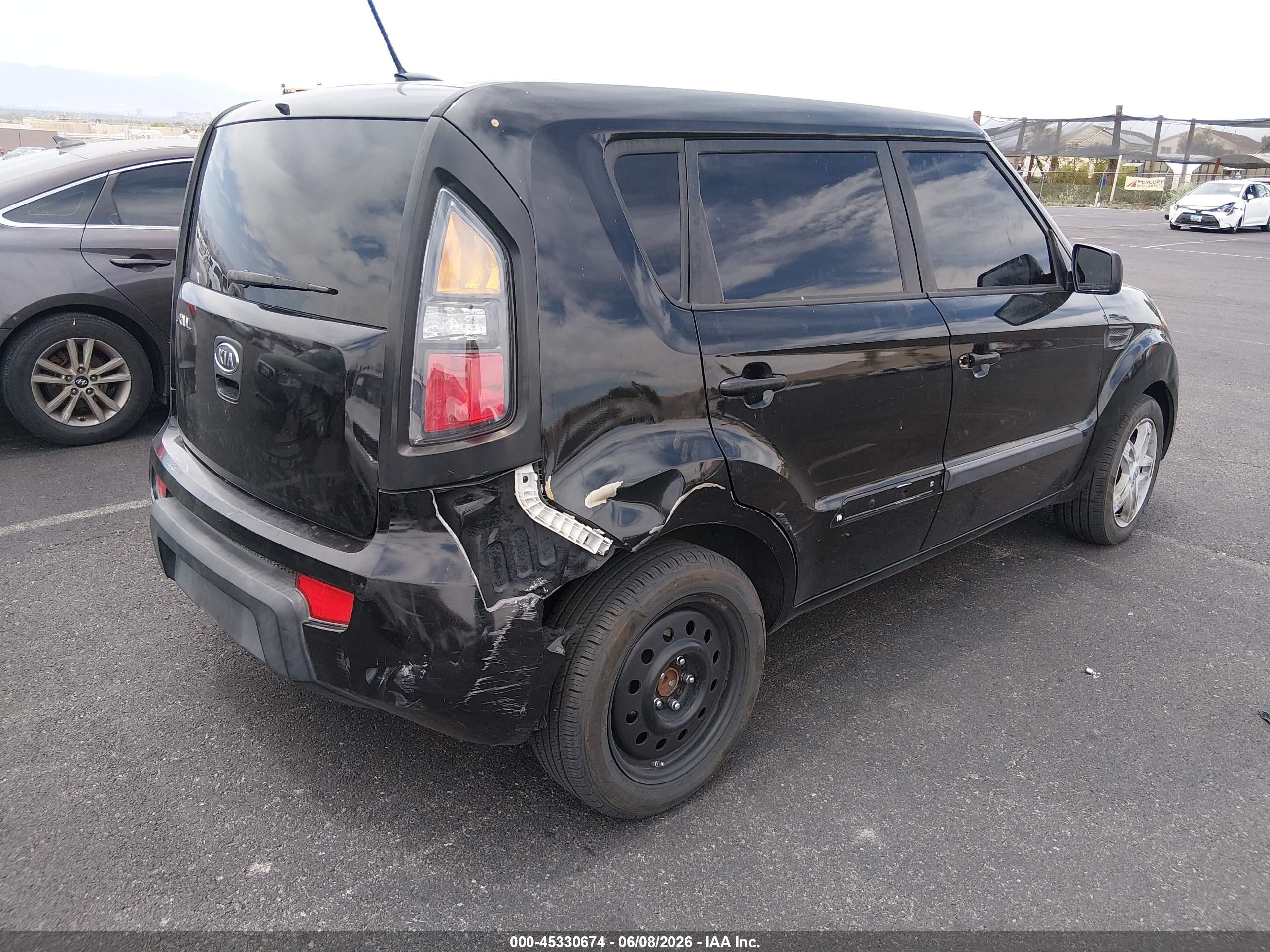2011 Kia Soul + Black vin: KNDJT2A21B7197519