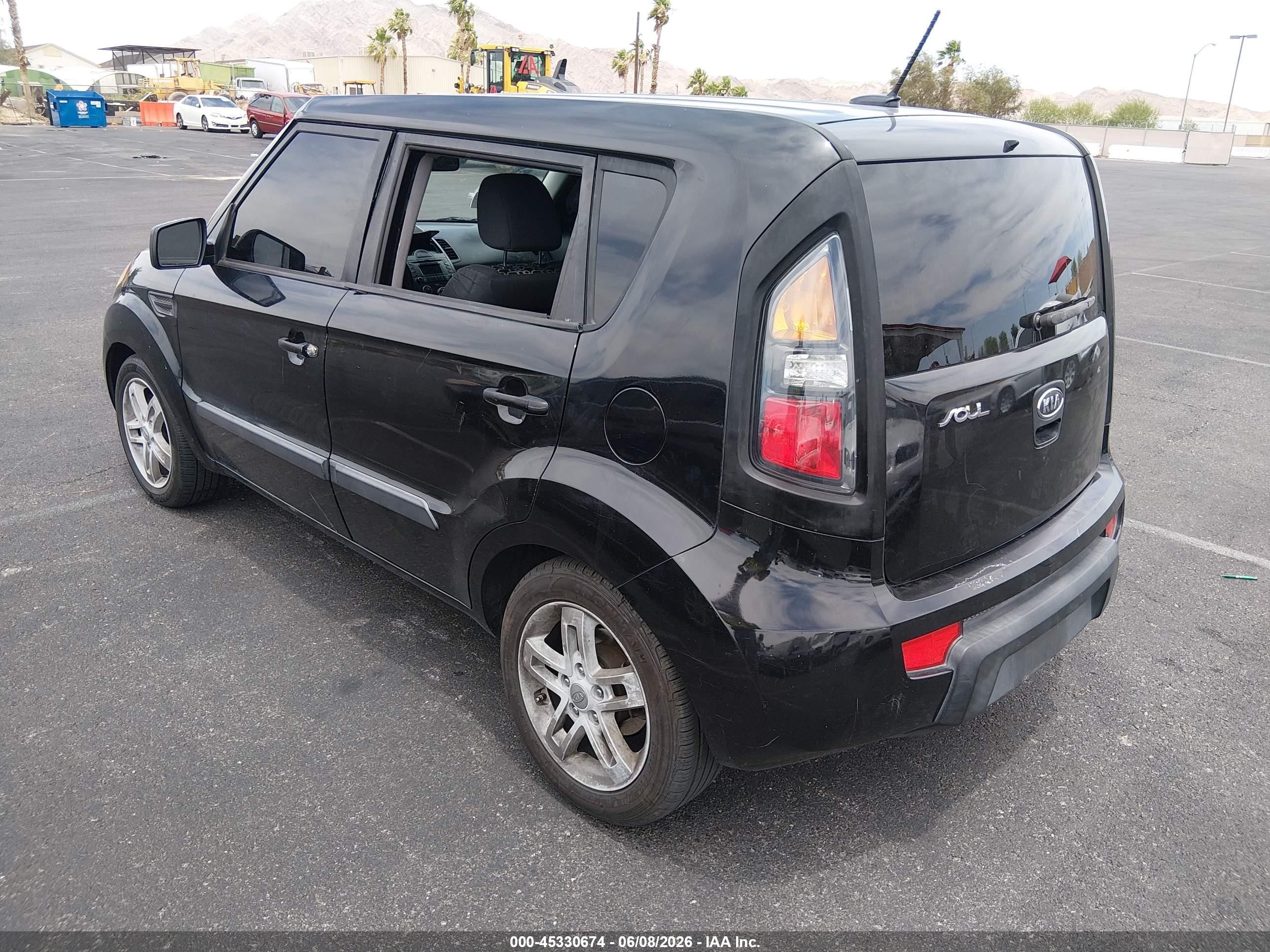 2011 Kia Soul + Black vin: KNDJT2A21B7197519