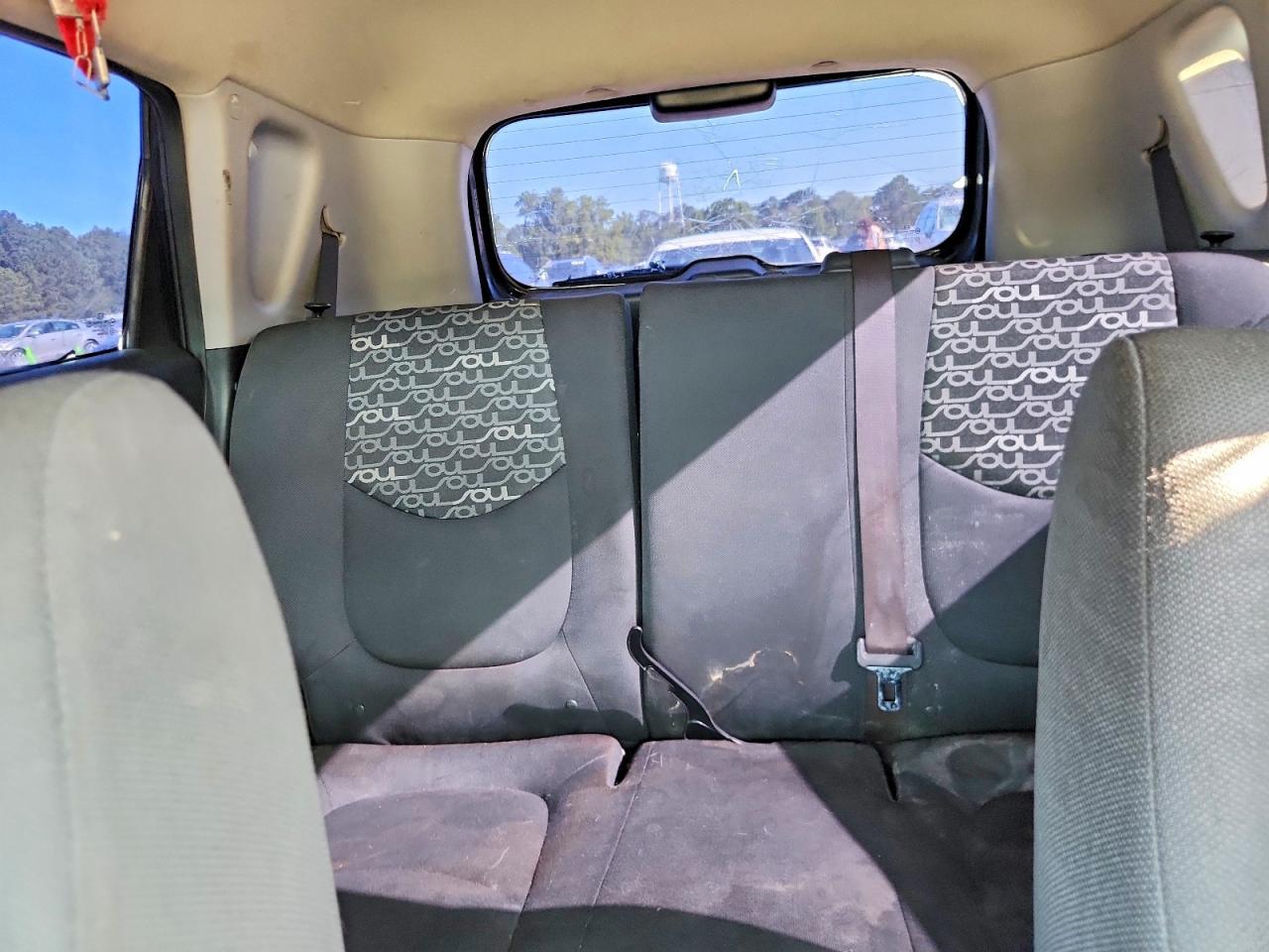 2011 Kia Soul + Black vin: KNDJT2A21B7242328